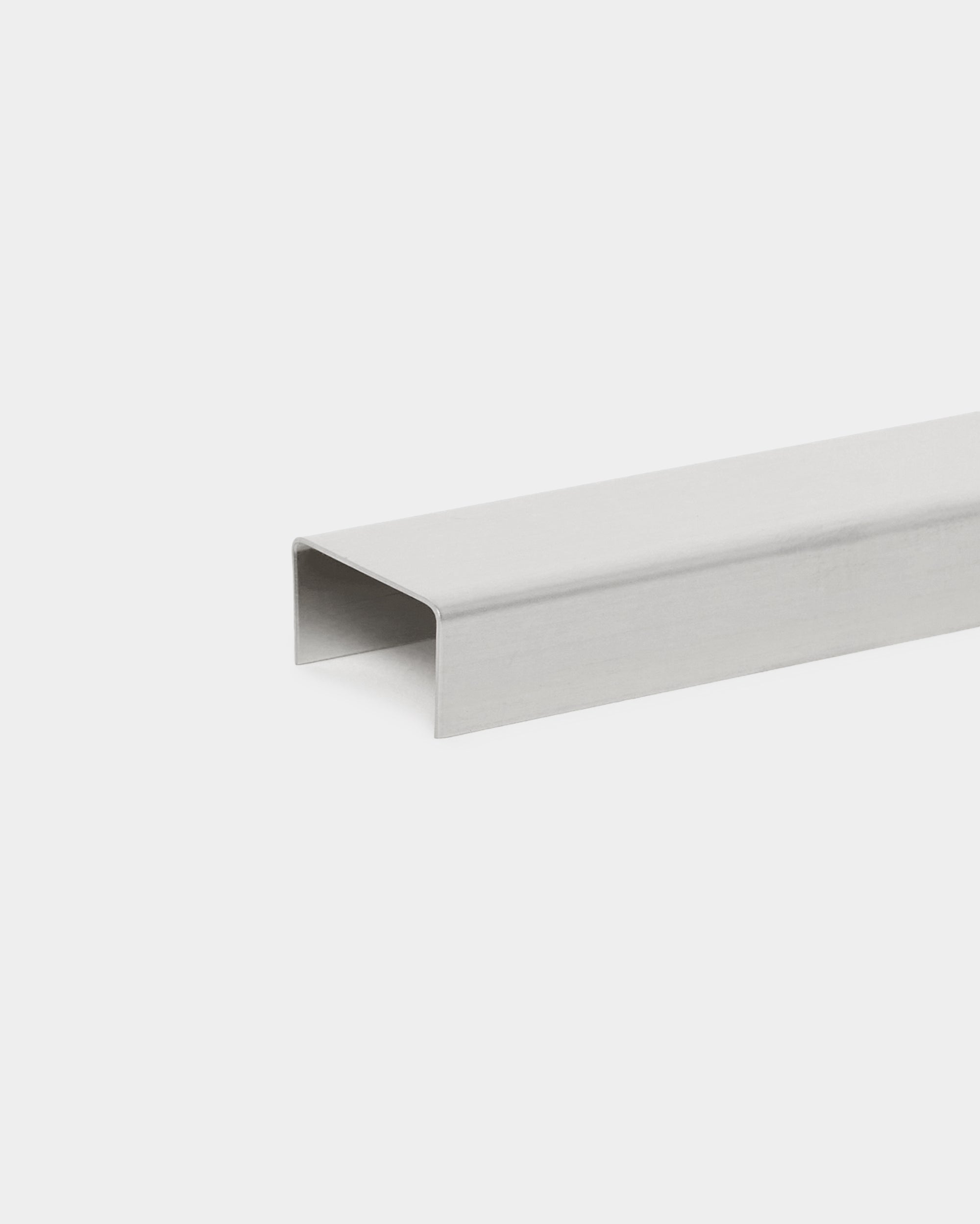 Liva Cover de WoodUpp : accessoire en profilé métallique en U de 60 cm en steel poli, conçu pour être utilisé avec les panneaux acoustiques Akupanel, présenté sur un fond blanc.