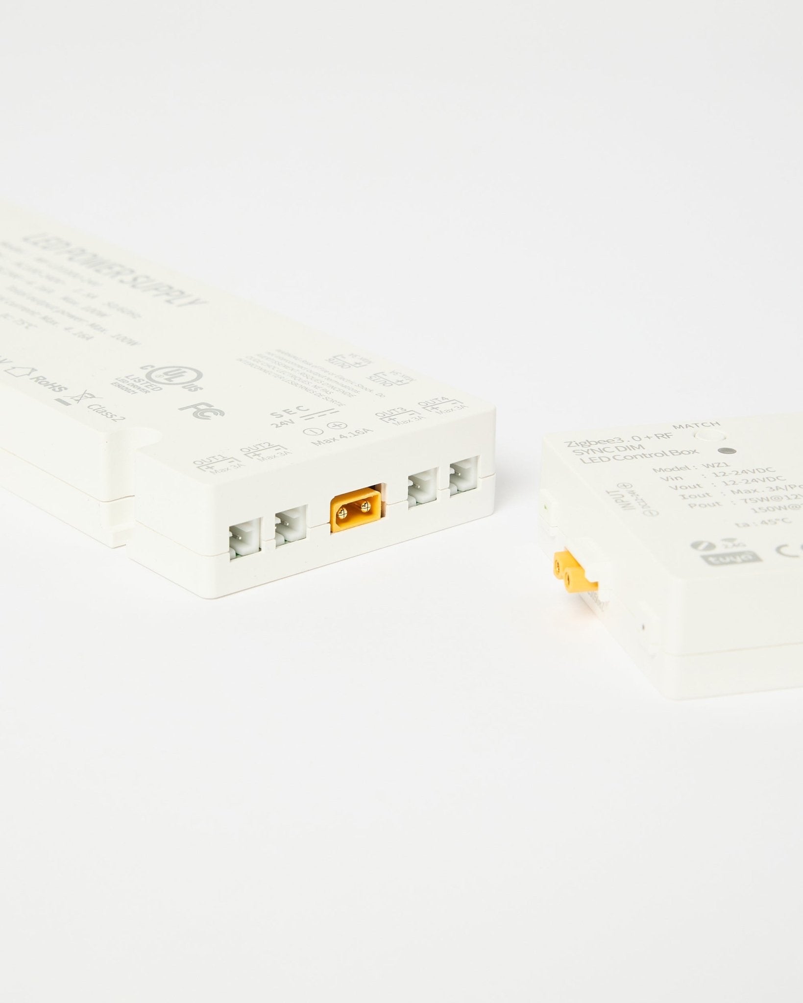 Set van vier black WoodUpp Lumi LED-striplights (elk 240 cm), compatibel met Philips Hue, afgebeeld op een witte achtergrond. Ontworpen voor Akoestisch paneel integratie.