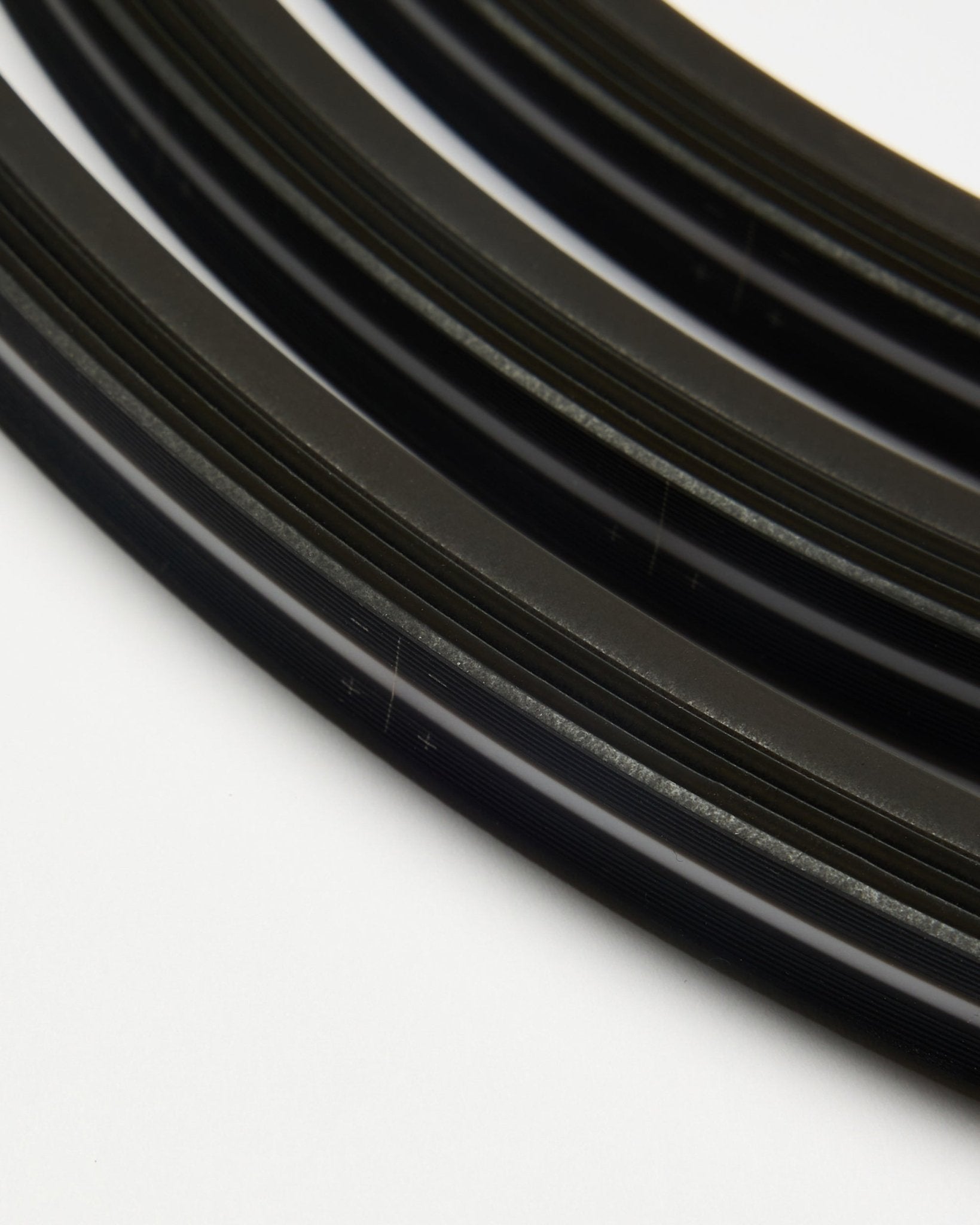 Detail van Lumi LED-striplight in black, 240 cm, set van 4 van WoodUpp, ontworpen voor integratie met Akupanel akoestische panelen of andere LED-installaties.