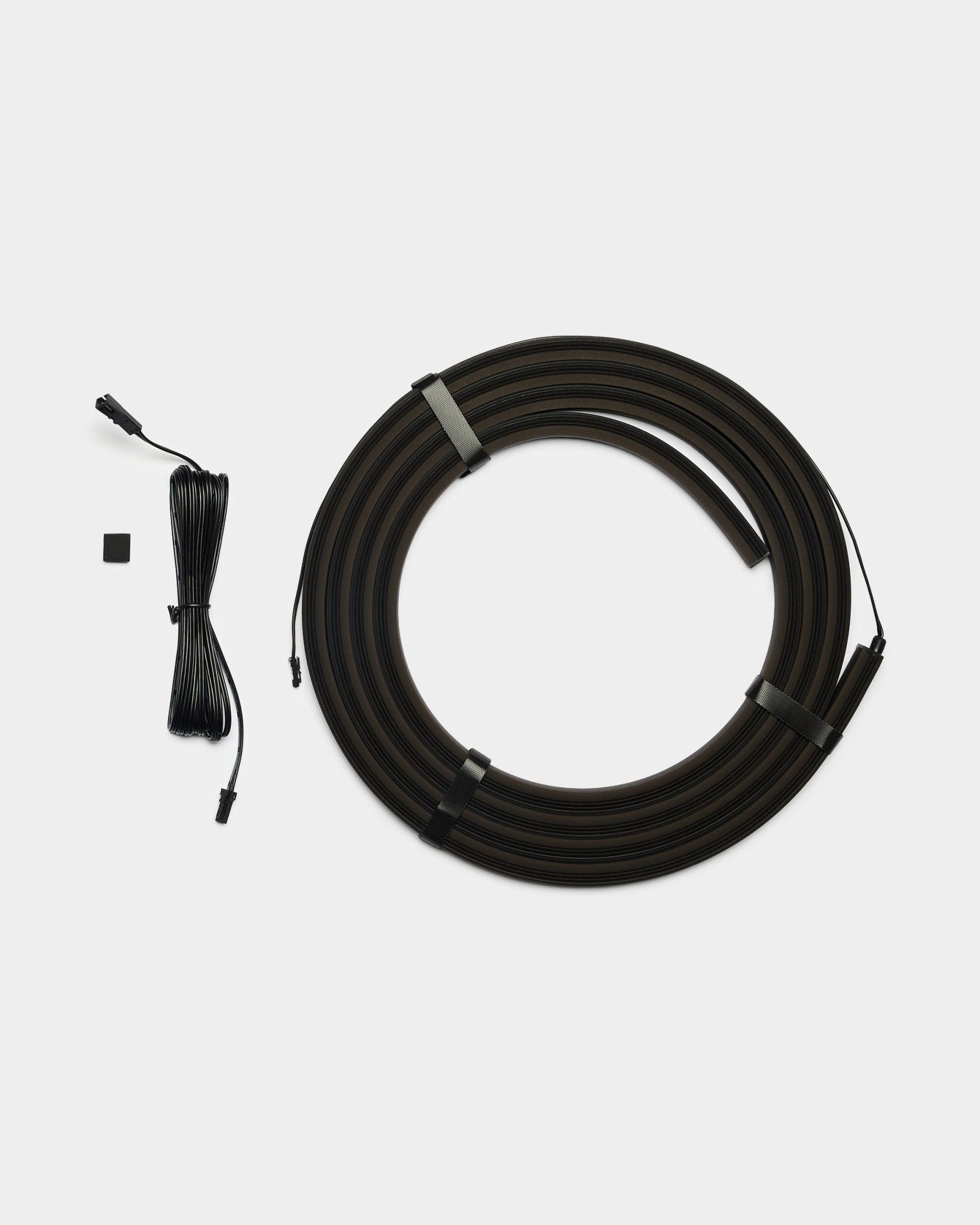 WoodUpp Lumi 300cm black LED-strip met connectoren, compatibel met Philips Hue, inclusief lange black kabel en small black rechthoekig verbindingsstuk.