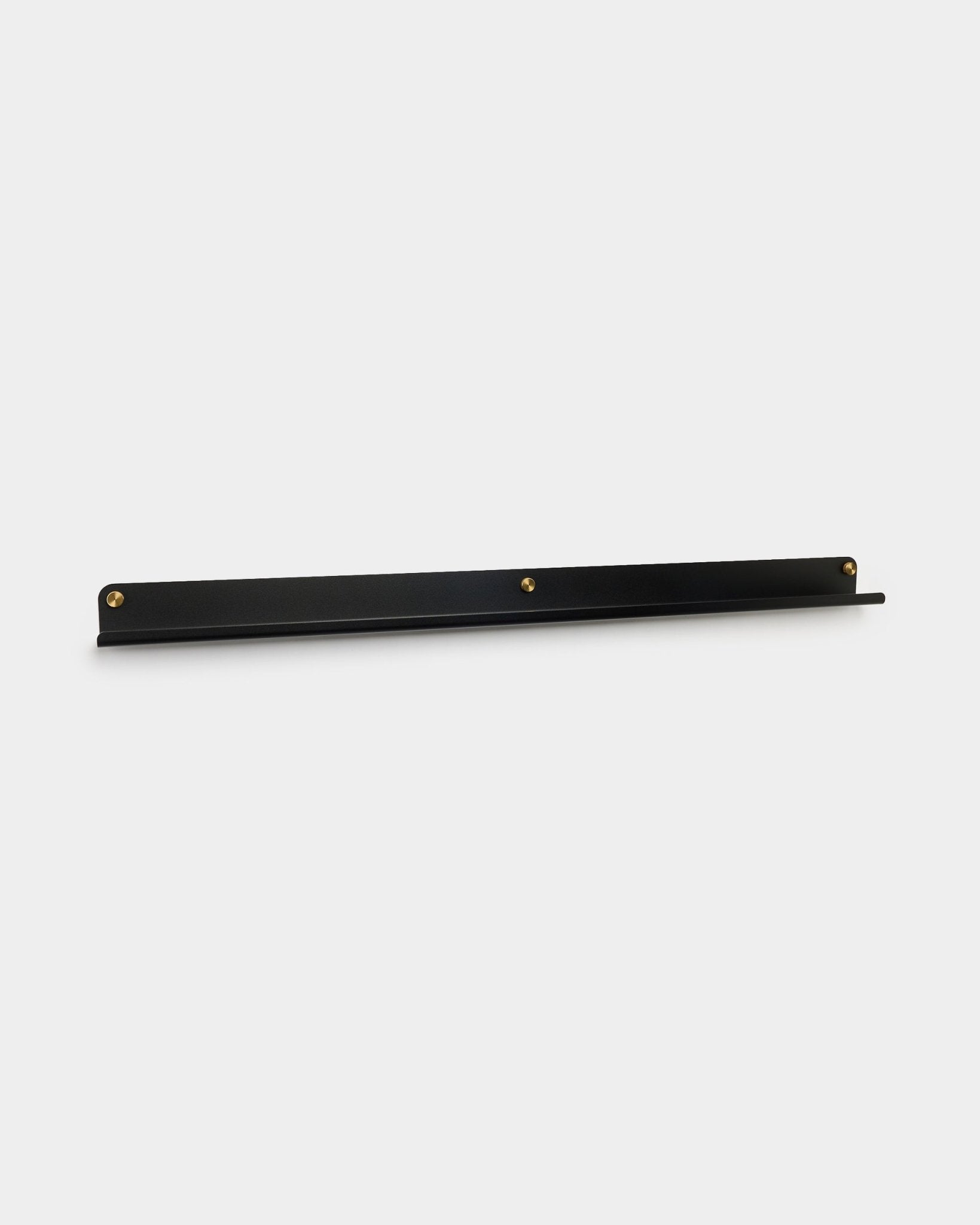 De Norr Narrow Shelf in black van WoodUpp, 115,9 cm, wandgemonteerd met drie brass duimschroeven, getoond tegen een effen witte achtergrond.