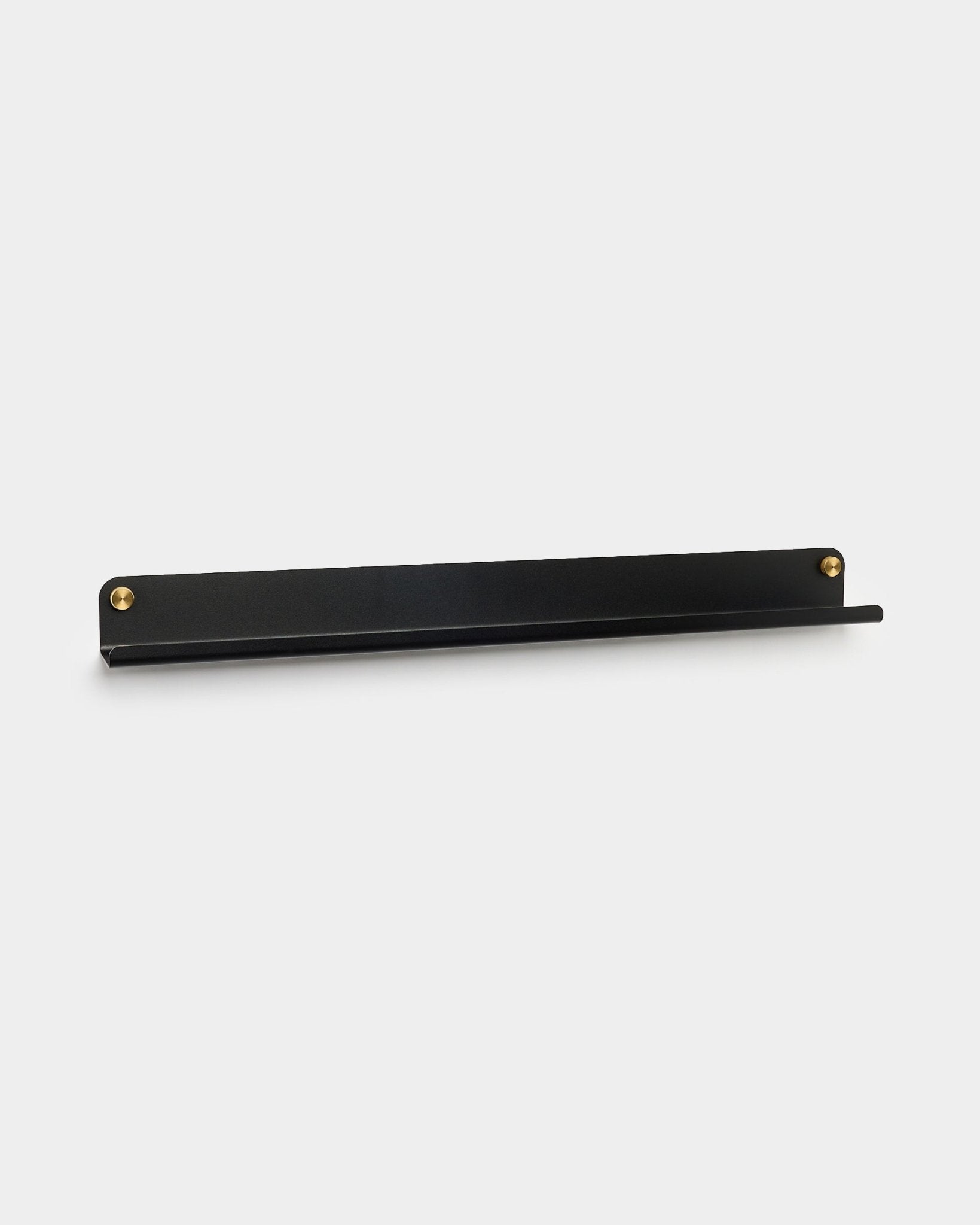 Norr Narrow Shelf in black van WoodUpp, 75.9 cm, heeft een slank steel ontwerp met brass-colored schroeven, bedoeld als accessoire voor akoestische panelen.