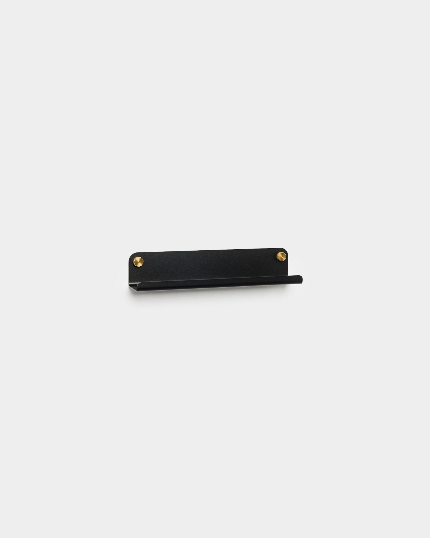 WoodUpp Norr Narrow Shelf in black, 35,9 cm, met twee gouden montageschroeven, geplaatst tegen een lichtgrijze achtergrond.