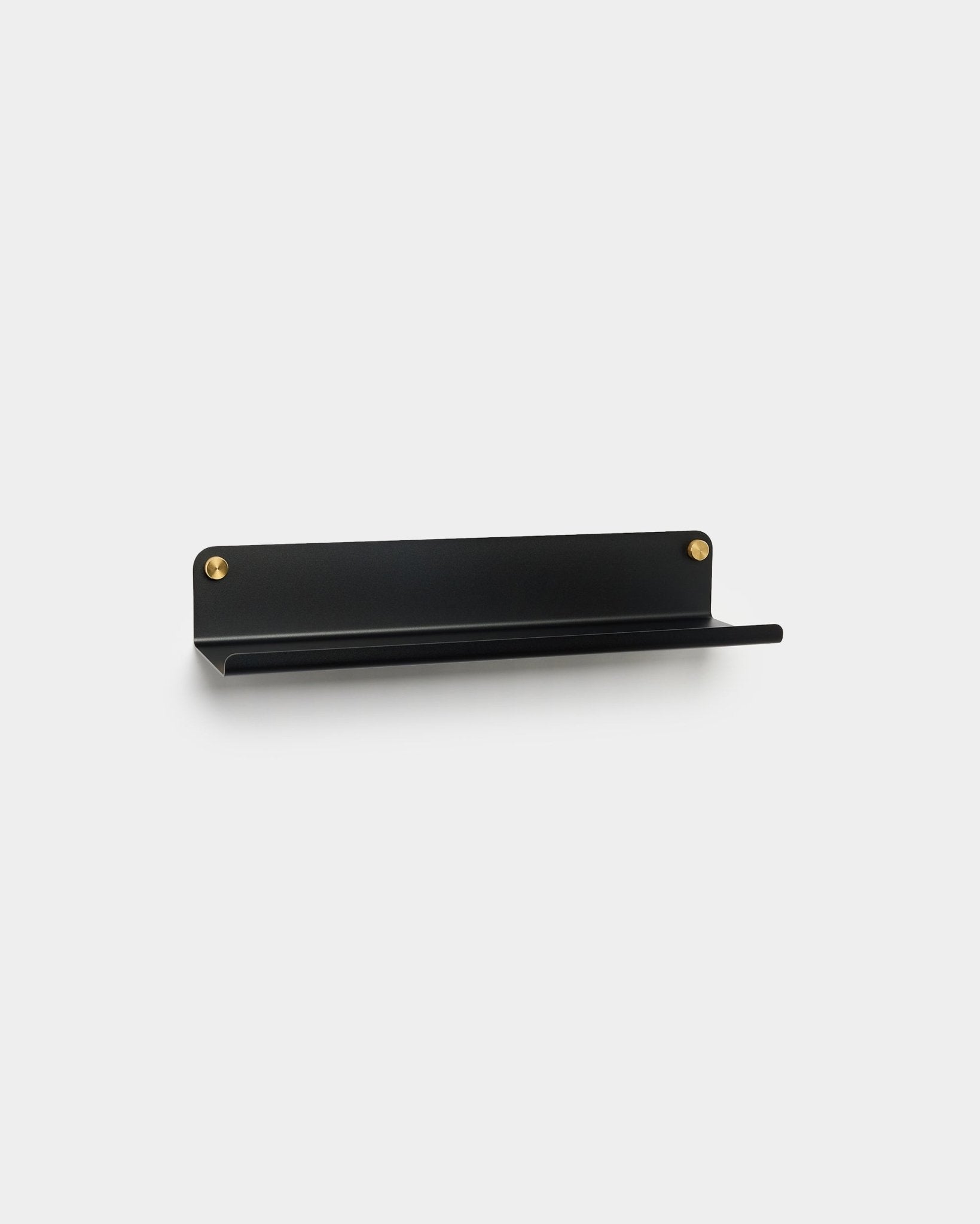 WoodUpp Norr Wide Shelf in black, 51,9 cm, heeft een minimalistisch ontwerp van gepoedercoat metaal en wordt gemonteerd met gouden schroeven, als aanvulling op Akupanel-systemen.