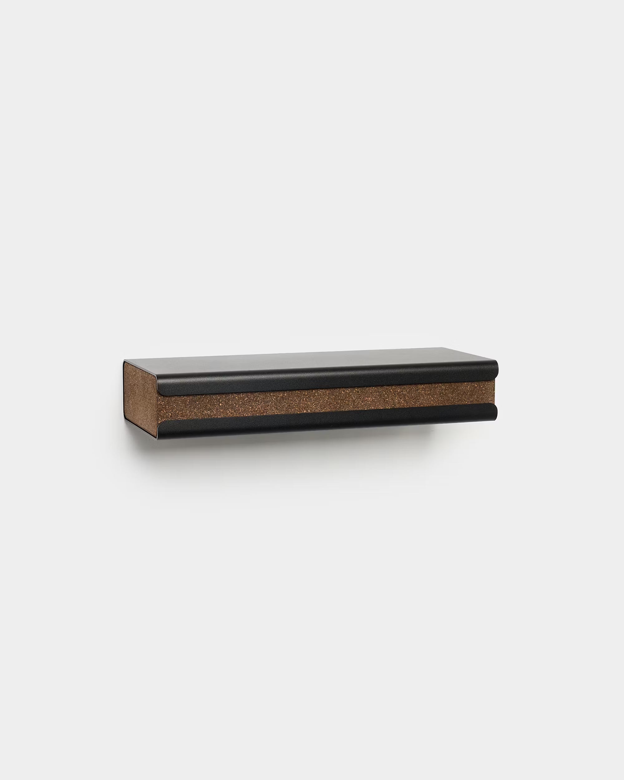 Minimalistische WoodUpp CREATE zwevende wandplank in black met kurkaccent, ontworpen als accessoire voor Akupanel, getoond gemonteerd op een witte achtergrond.