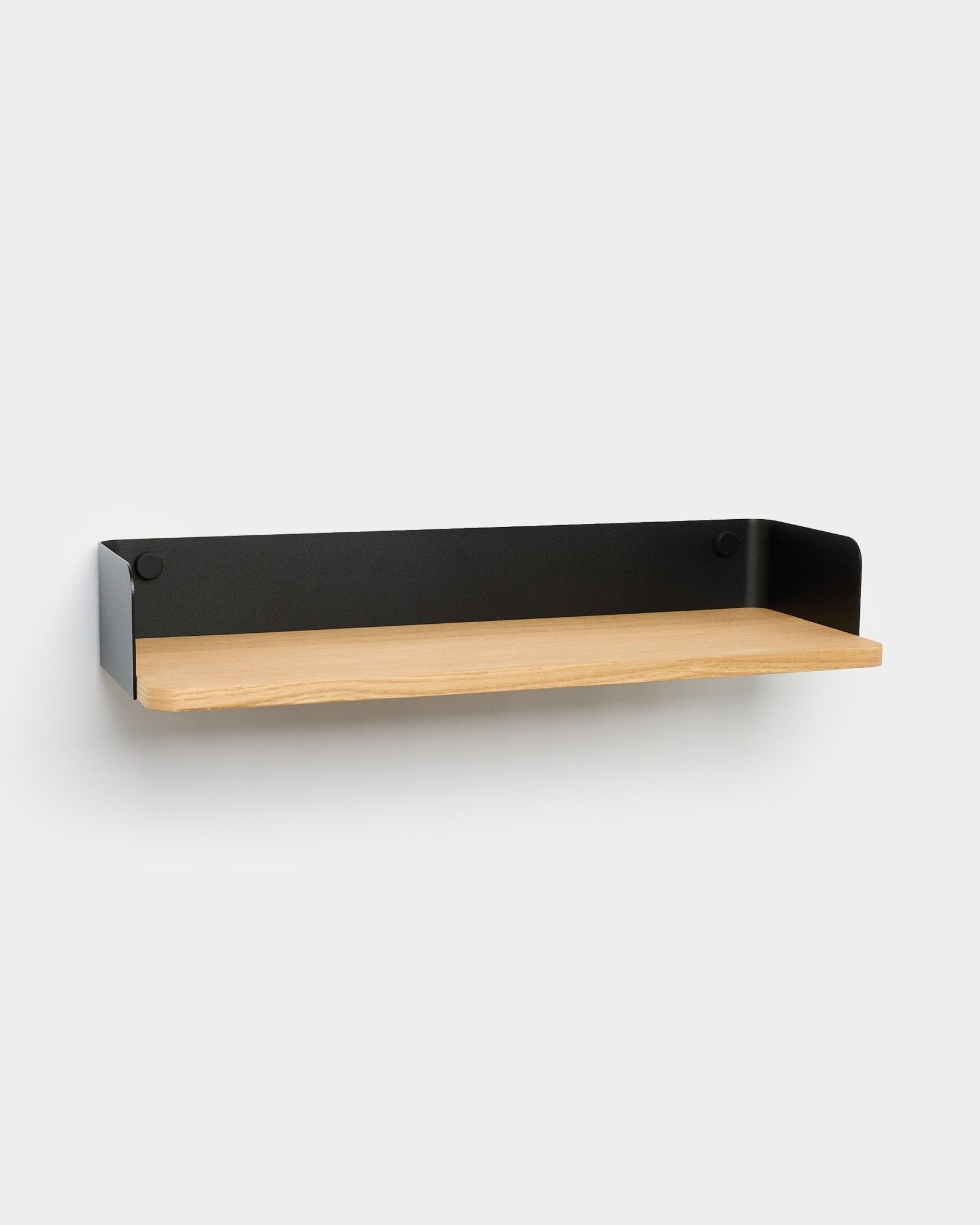 Linn boekenkast van WoodUpp met een licht houten basis en black metalen zijkanten, ontworpen in een minimalistische Scandinavische stijl die moderne interieurs mooi aanvult.