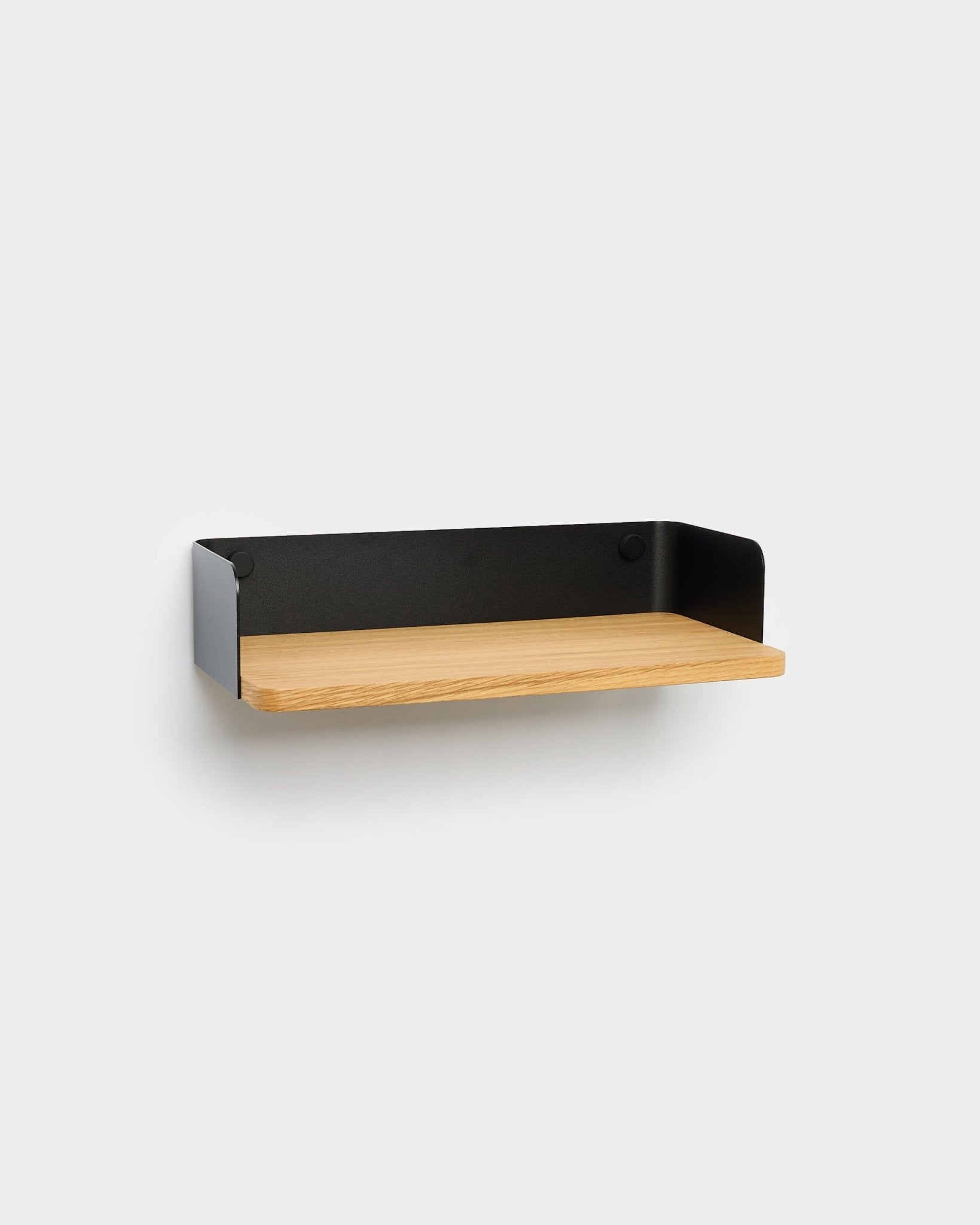 WoodUpp Linn boekenplank in natural oak, 39,9 cm breed met black metalen zijkanten, een minimalistisch wandontwerp in Scandinavische stijl tegen een witte achtergrond.