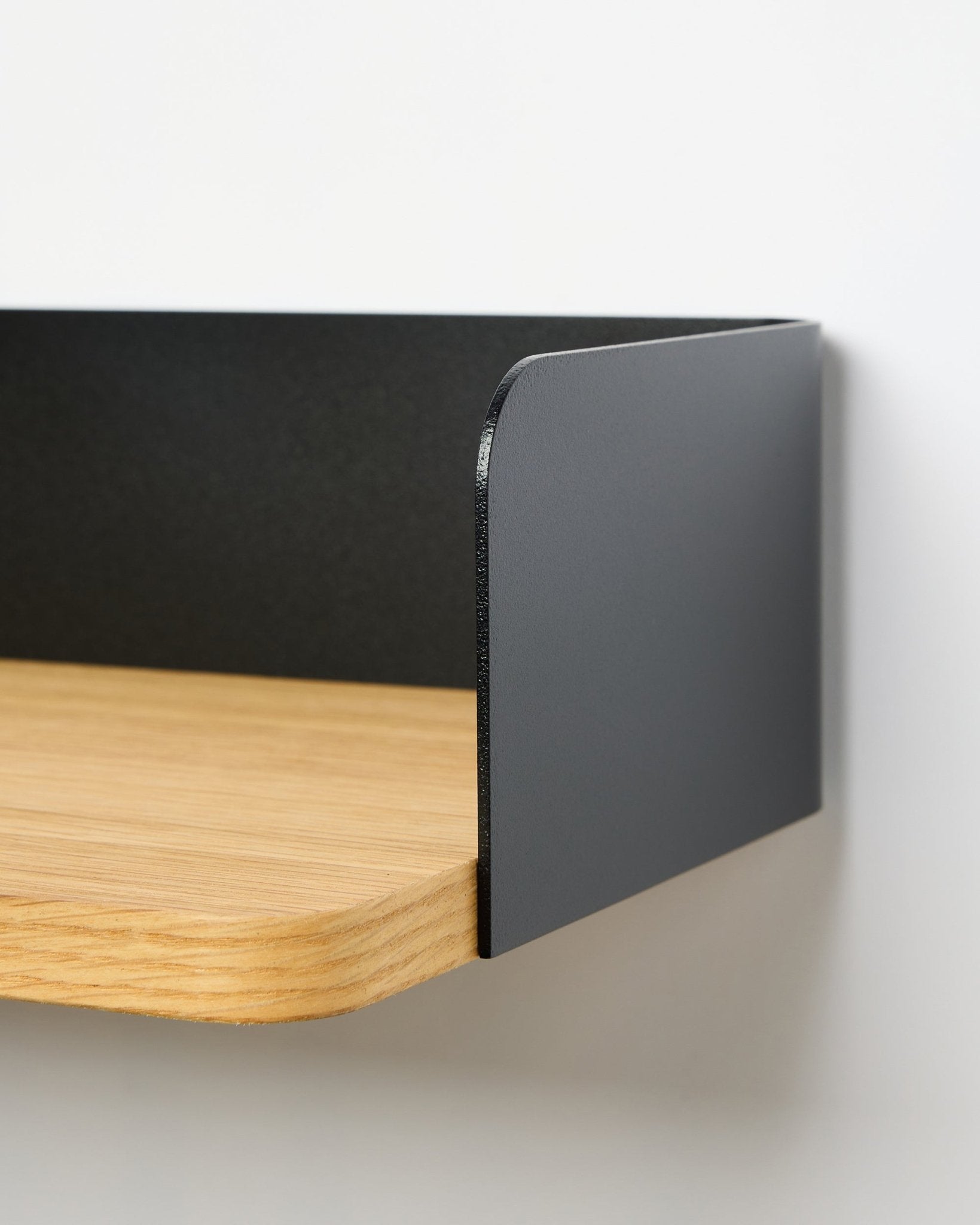 Gros plan sur la bibliothèque WoodUpp Linn en Natural Oak, largeur 39,9 cm, avec un panneau latéral en métal black ; étagère sans perçage présentée sur fond blanc.