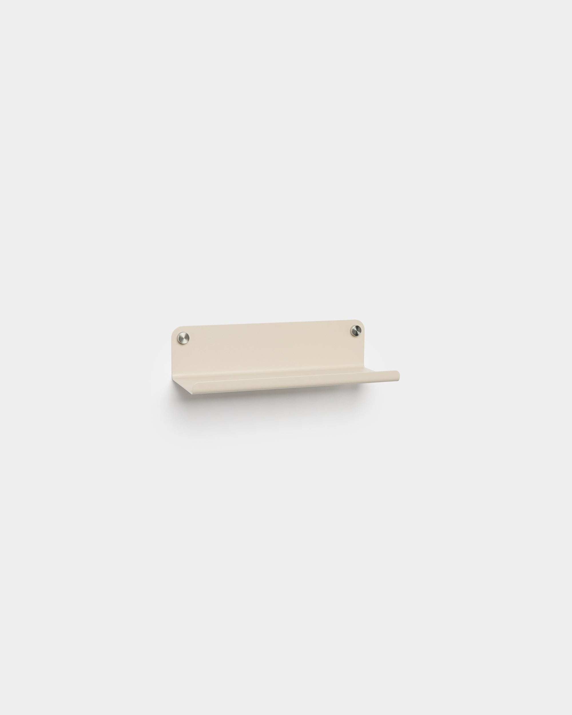 WoodUpp Norr Wide Shelf in beige, 35,9 cm, met een minimalistisch Scandinavisch design, twee zichtbare schroeven, afgebeeld tegen een effen witte achtergrond.