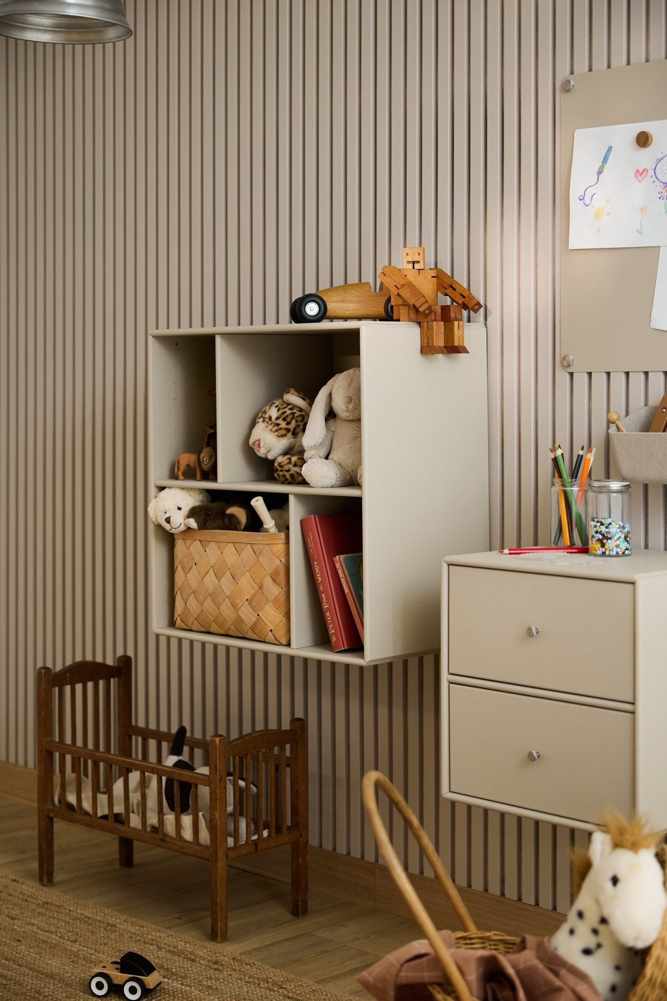 Kinderkamer met de Arka Open Kast van WoodUpp, met beige planken voor overzichtelijk spelen en invloeden uit het Scandinavische design.