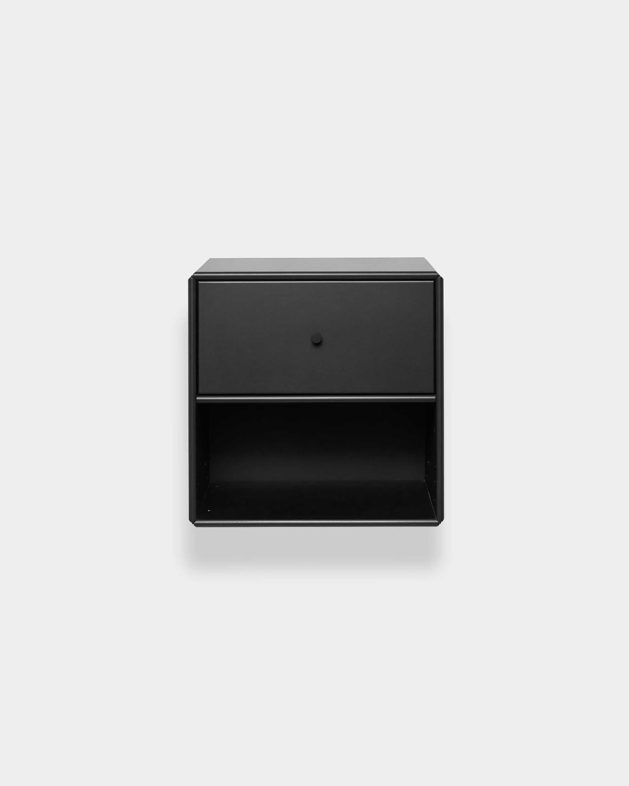 WoodUpp Arka zwarte boekenkast met één lade en een open plank, afgebeeld tegen een lichtgrijze achtergrond. Scandinavisch minimalistisch ontwerp.