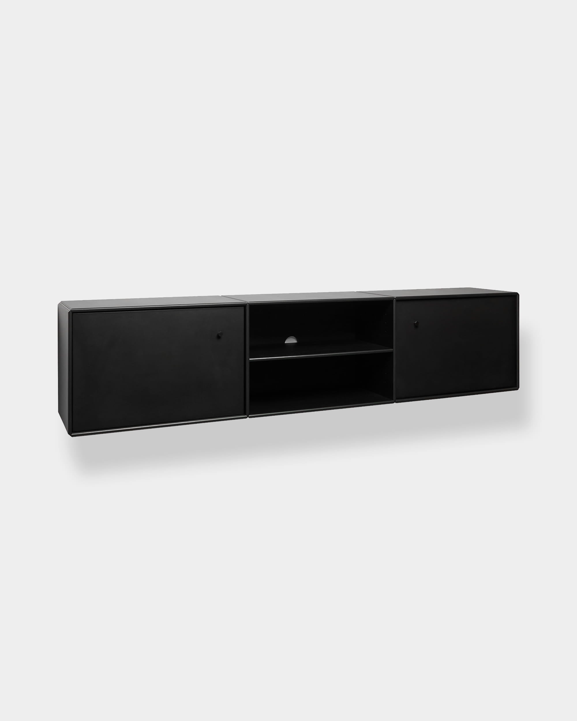 Meuble TV WoodUpp Arka noir, au design modulaire, avec système de rangement des câbles, deux placards fermés et des étagères ouvertes pour un rangement organisé.