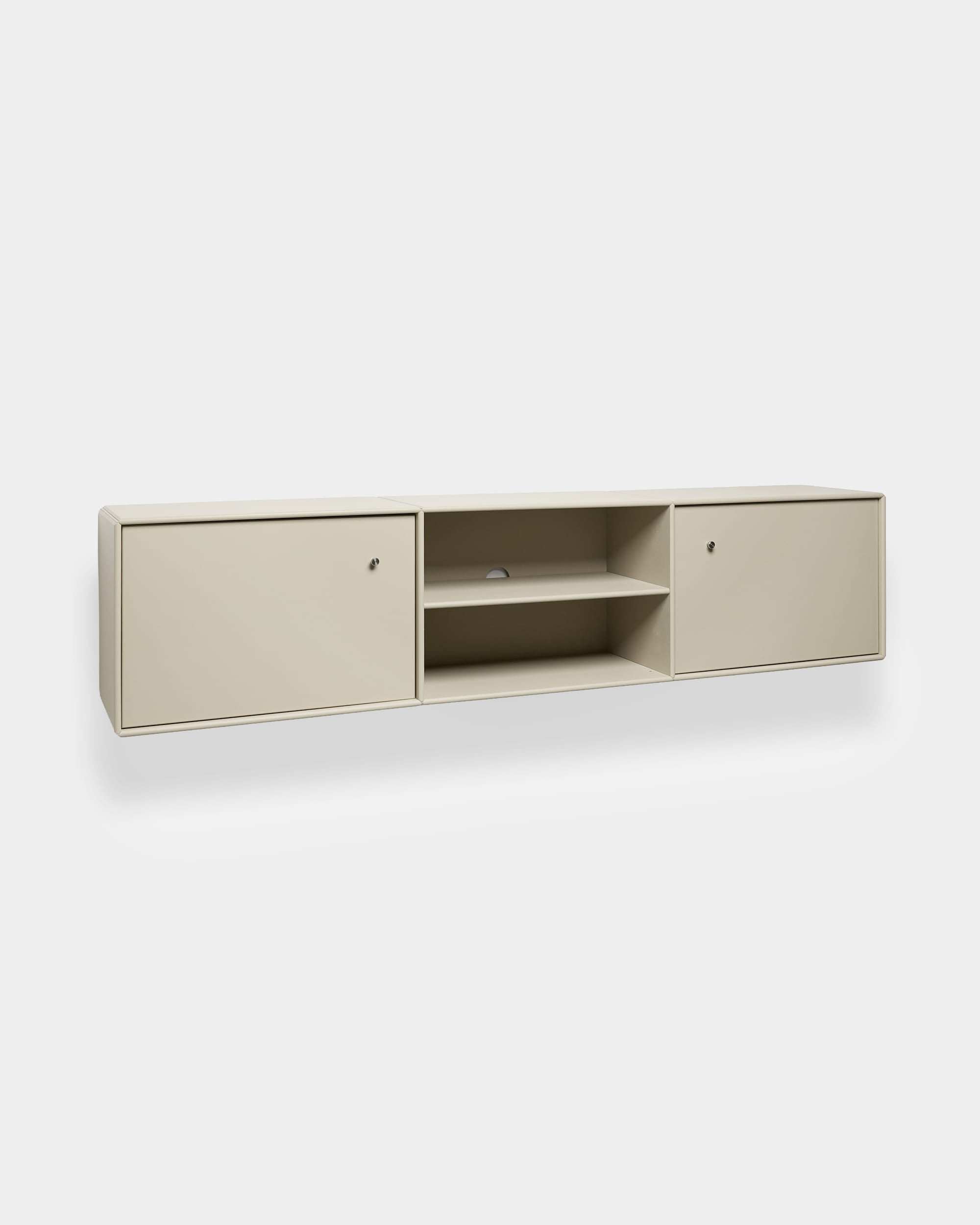 Beige Arka tv-meubel van WoodUpp met modulair ontwerp, twee gesloten kasten, open planken in het midden en ingebouwde kabelgeleiding voor een overzichtelijke opslag van media.
