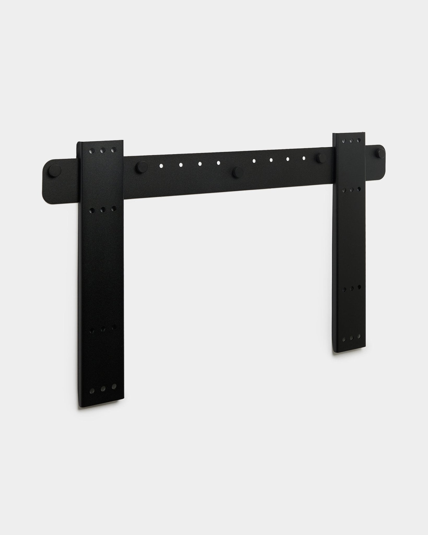 WoodUpp Fjell Large tv-mount met dubbele vertical steunen, compatibel met VESA 600x400, black metalen afwerking afgebeeld op een lichtgrijze achtergrond.