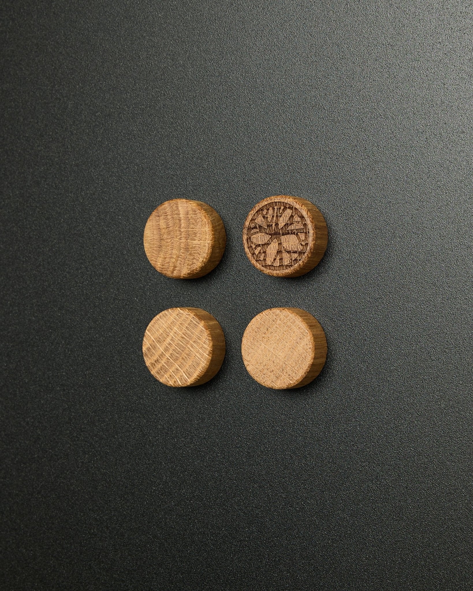 Set van vier massieve natural oak magneten van WoodUpp, waarvan één met een uitgesneden ontwerp van een citrusschijf, ontworpen voor gebruik met het Norr Magnetic Board Akoestisch paneel.