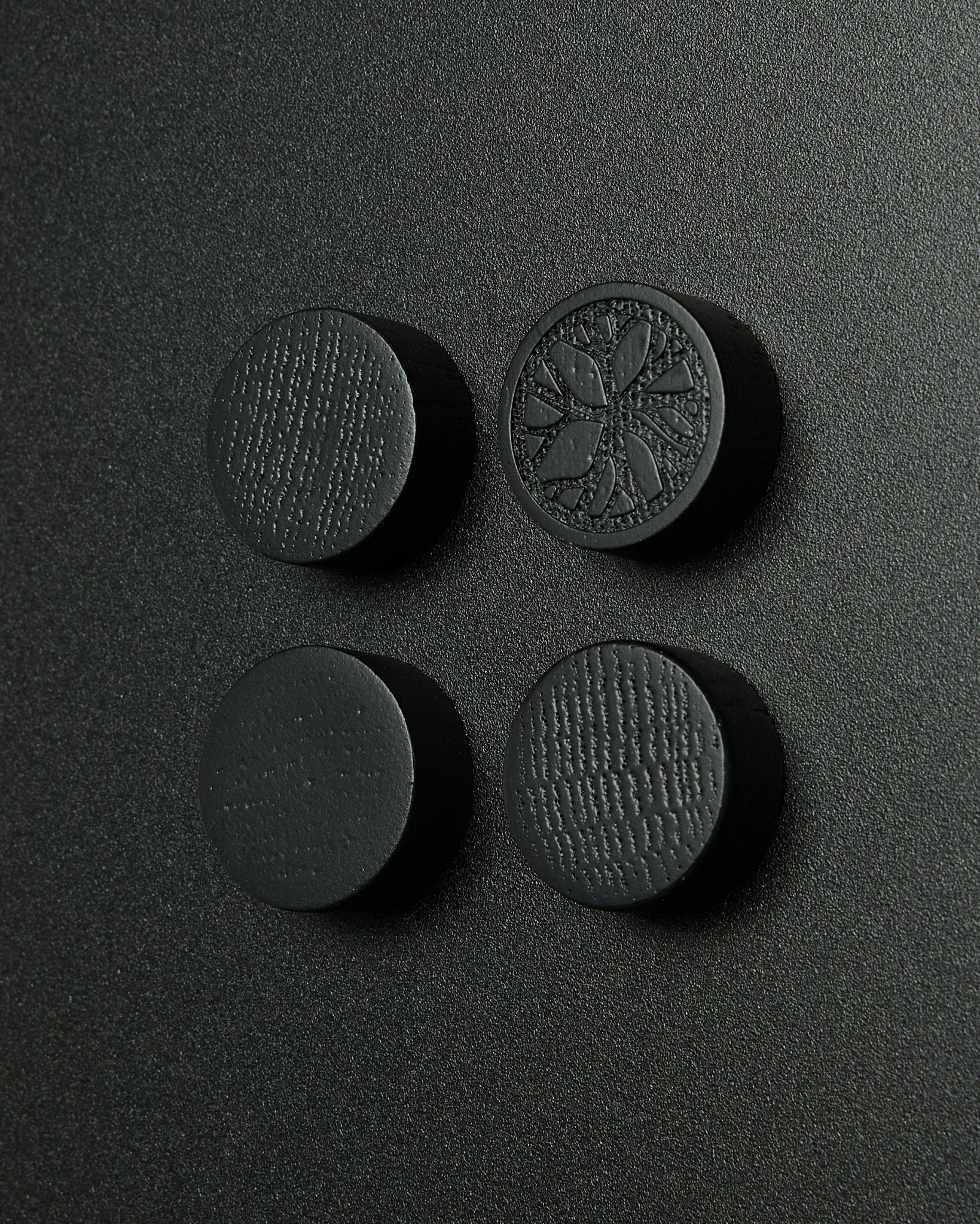Set van 4 ronde black oak magneten van WoodUpp, ontworpen voor het Norr Magnetic Board. Matte afwerking met een subtiele houttextuur. Geschikt als Akupanel accessoires.