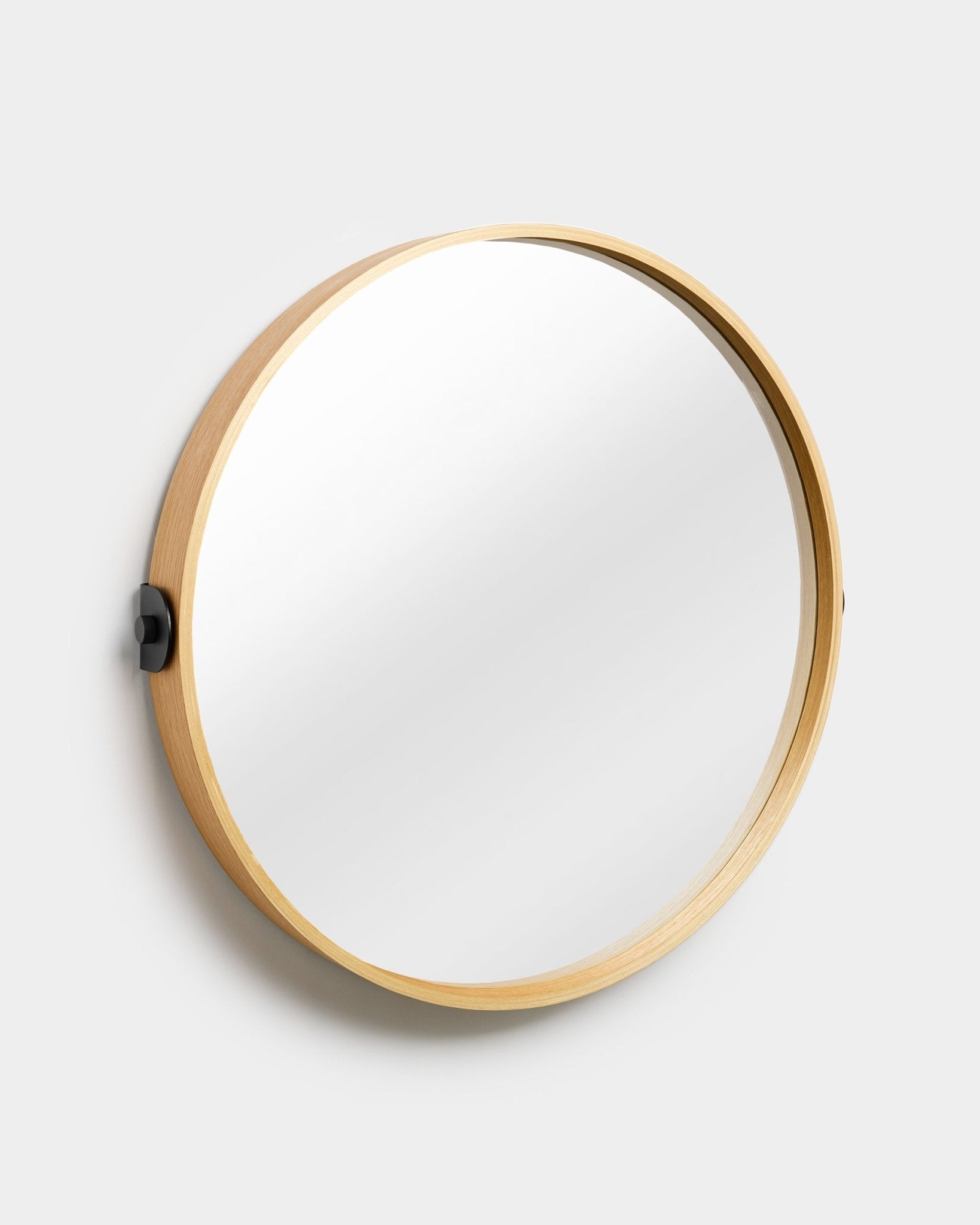 Linn | Mirror / Natural Oak van WoodUpp, een akoestisch accessoire met een frame van eiken multiplex, geplaatst onder een lichte hoek op een effen witte achtergrond.