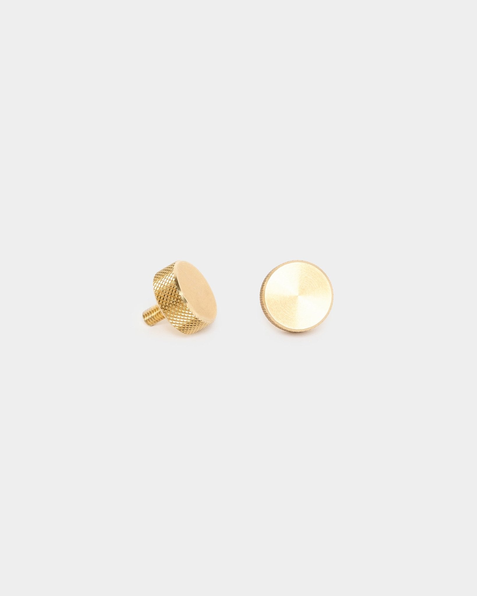Paire de vis moletées WoodUpp brass (M5x10 mm, 20x8.8) avec côtés texturés et tiges filetées, conçues comme accessoires pour le montage de panneaux acoustiques ou de séparateurs de pièce.