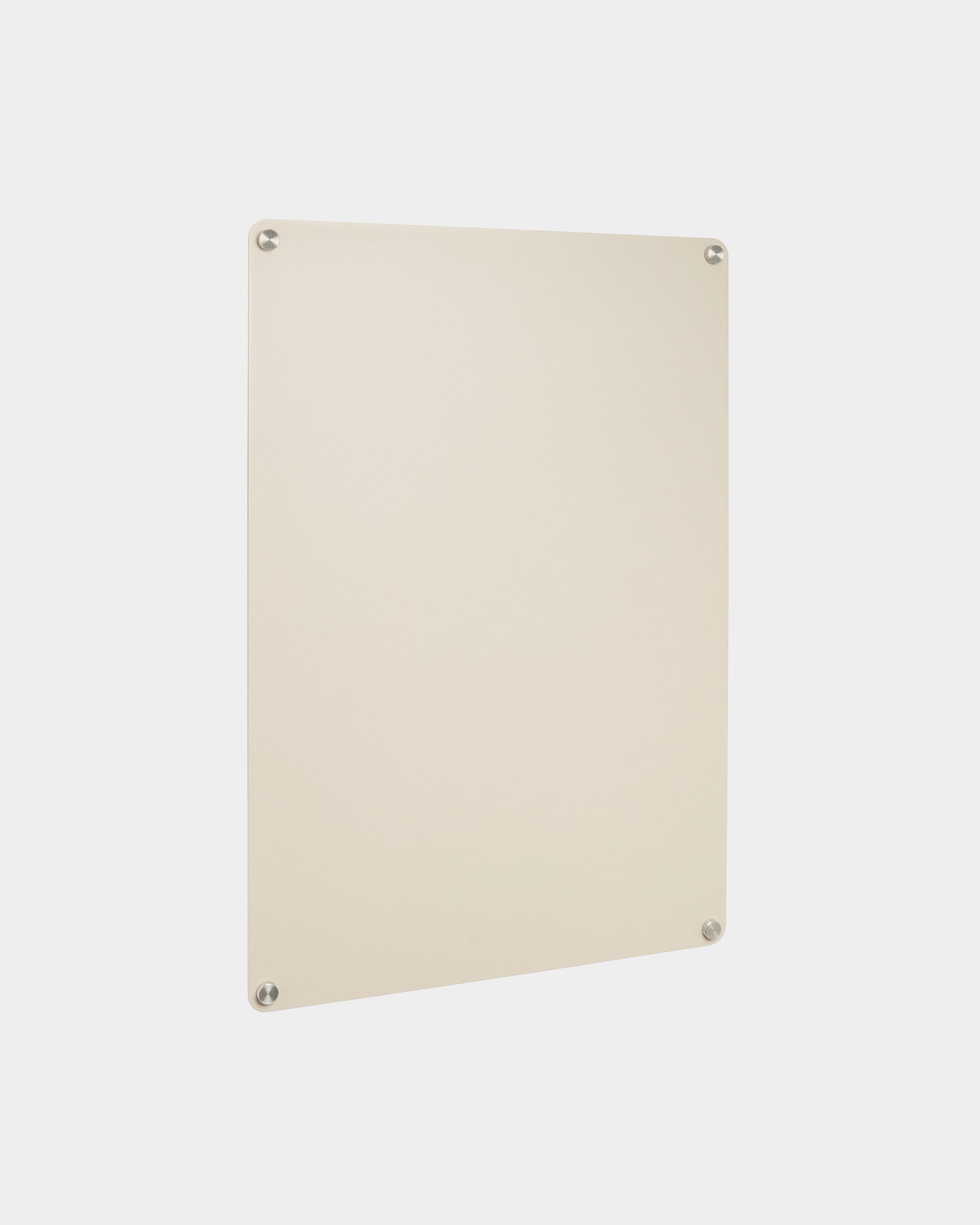 Het Norr large beige magneetbord van WoodUpp, rechthoekig met vier zichtbare schroeven in de hoeken, weergegeven tegen een effen witte achtergrond.