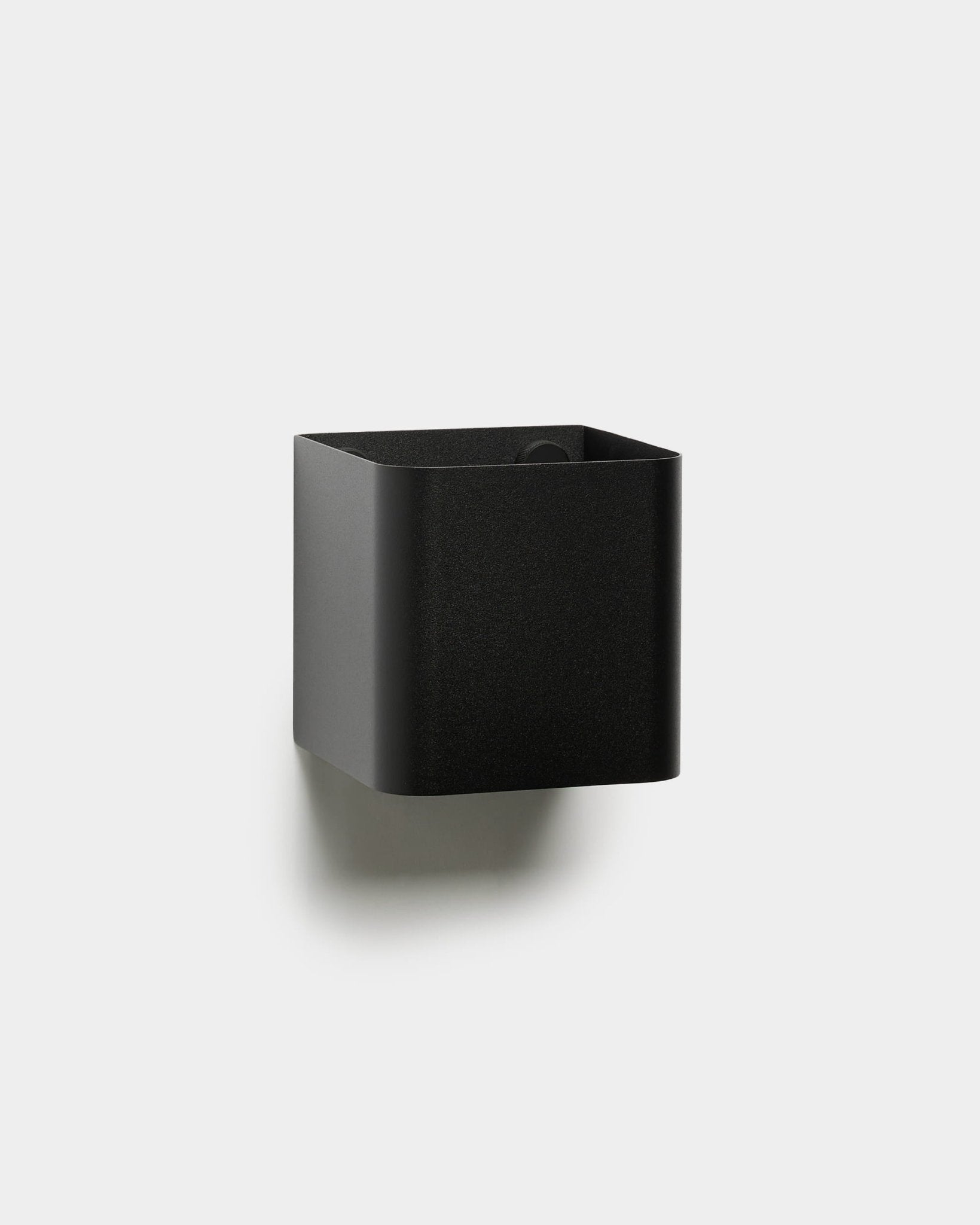 De WoodUpp Norr | Plant Box is een minimalistische black vierkante wandgemonteerde opbergbak met afgeronde hoeken, afgebeeld tegen een effen witte achtergrond.