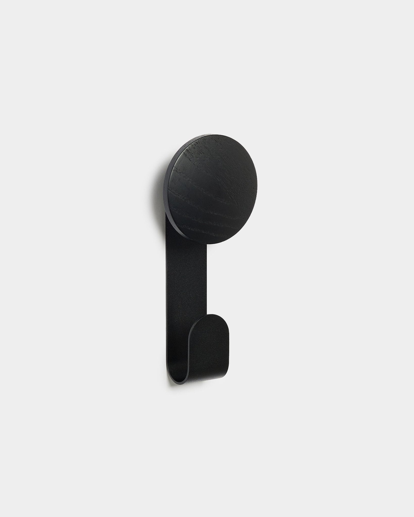 Linn Vertical Hanger in Black Oak van WoodUpp, een minimalistisch accessoire om items op te hangen aan Akupanel akoestische houten panelen.