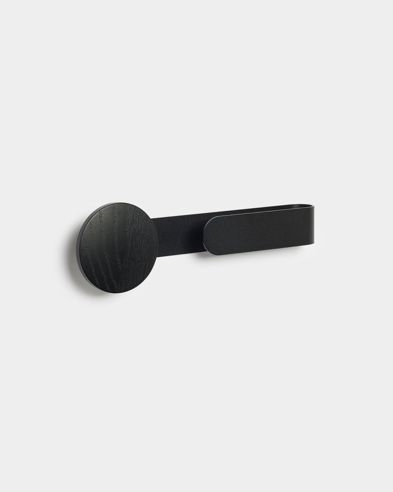 De Linn | Horizontal Hanger in Black Oak van WoodUpp, een minimalistische accessoireset van black gepoedercoat steel en hout tegen een lichte grey achtergrond.