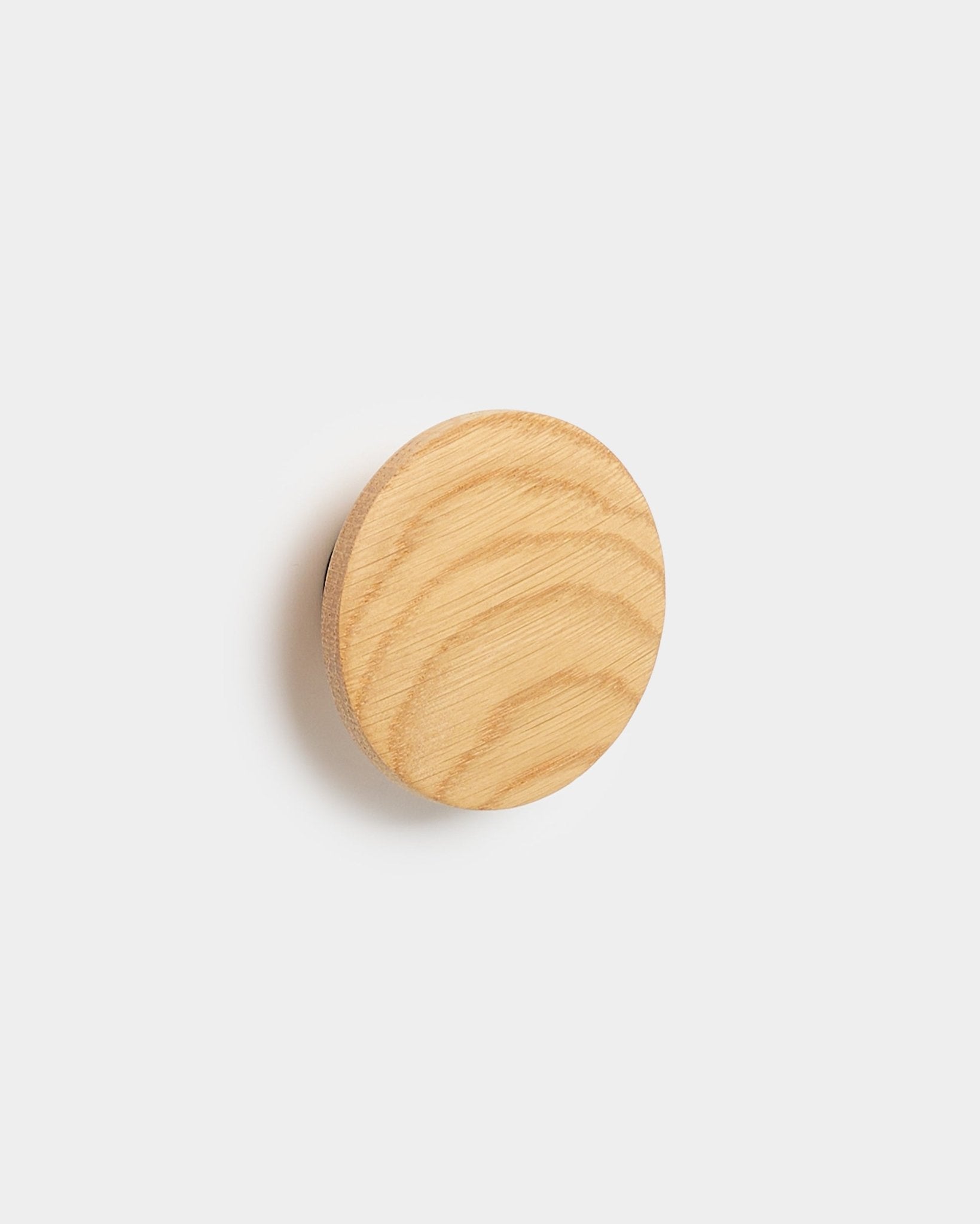Linn I Single Hanger van WoodUpp, een natural oak accessoire met zichtbare houtnerf, ontworpen voor Akupanel akoestische panelen, op een effen witte achtergrond.