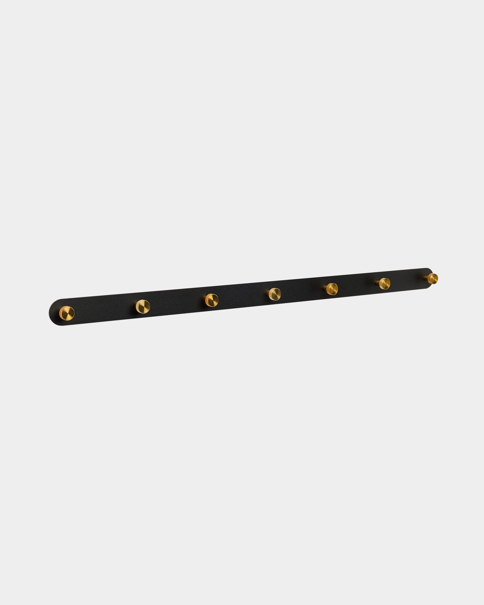 Norr kapstok van WoodUpp met 7 brass haken op een black Akoestisch paneel, ontworpen als organizer voor de hal en compatibel met Akupanel collecties.