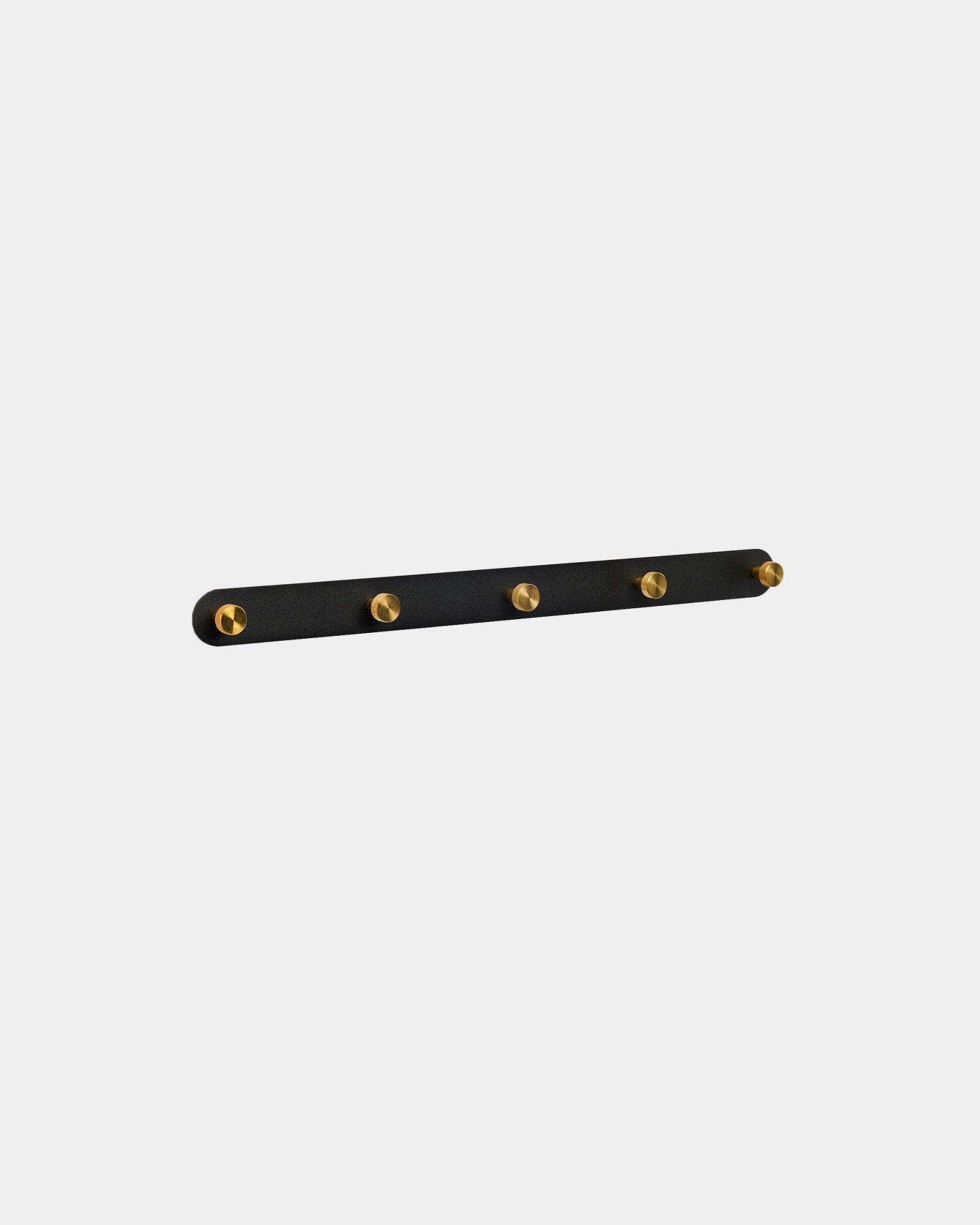 WoodUpp Norr kapstok in black en brass met 5 steel haken, wandgemonteerd, getoond tegen een effen witte achtergrond.