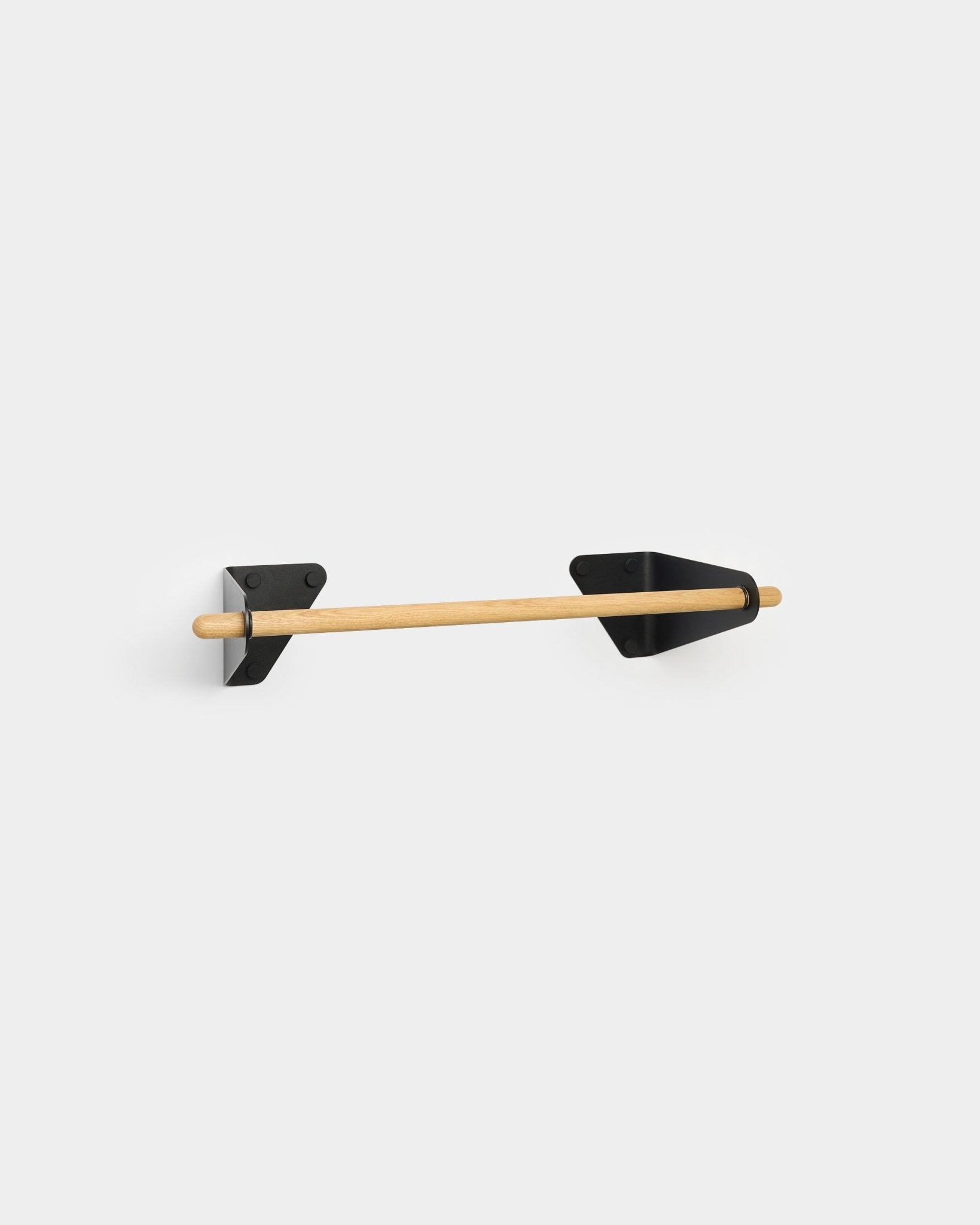 WoodUpp toiletrolhouder met een minimalistische houten stang en black driehoekige beugels, ontworpen om aan te sluiten bij de Linn Coat Rail voor Akupanel accessoires.