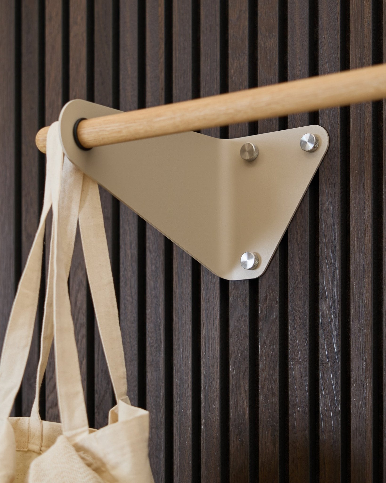 Portemanteau WoodUpp Linn Beige (115,9 cm) monté sur Akupanel Panneau acoustique, avec un sac en tissu crème suspendu sur le côté gauche.