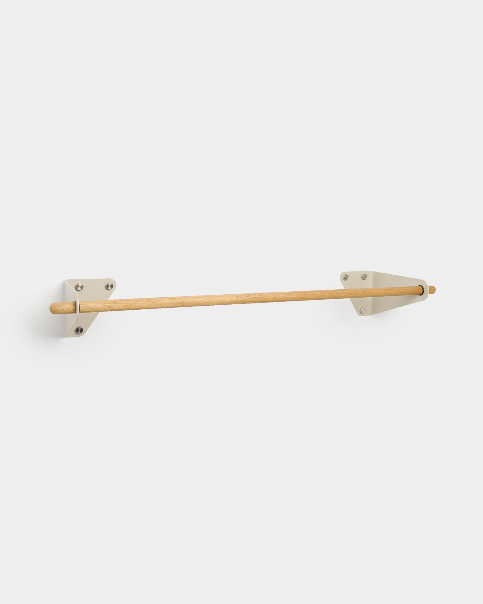 WoodUpp Linn minimalistische kapstok in beige, 115,9 cm, met een massief eiken roede en witte metalen beugels, afgebeeld tegen een effen achtergrond.