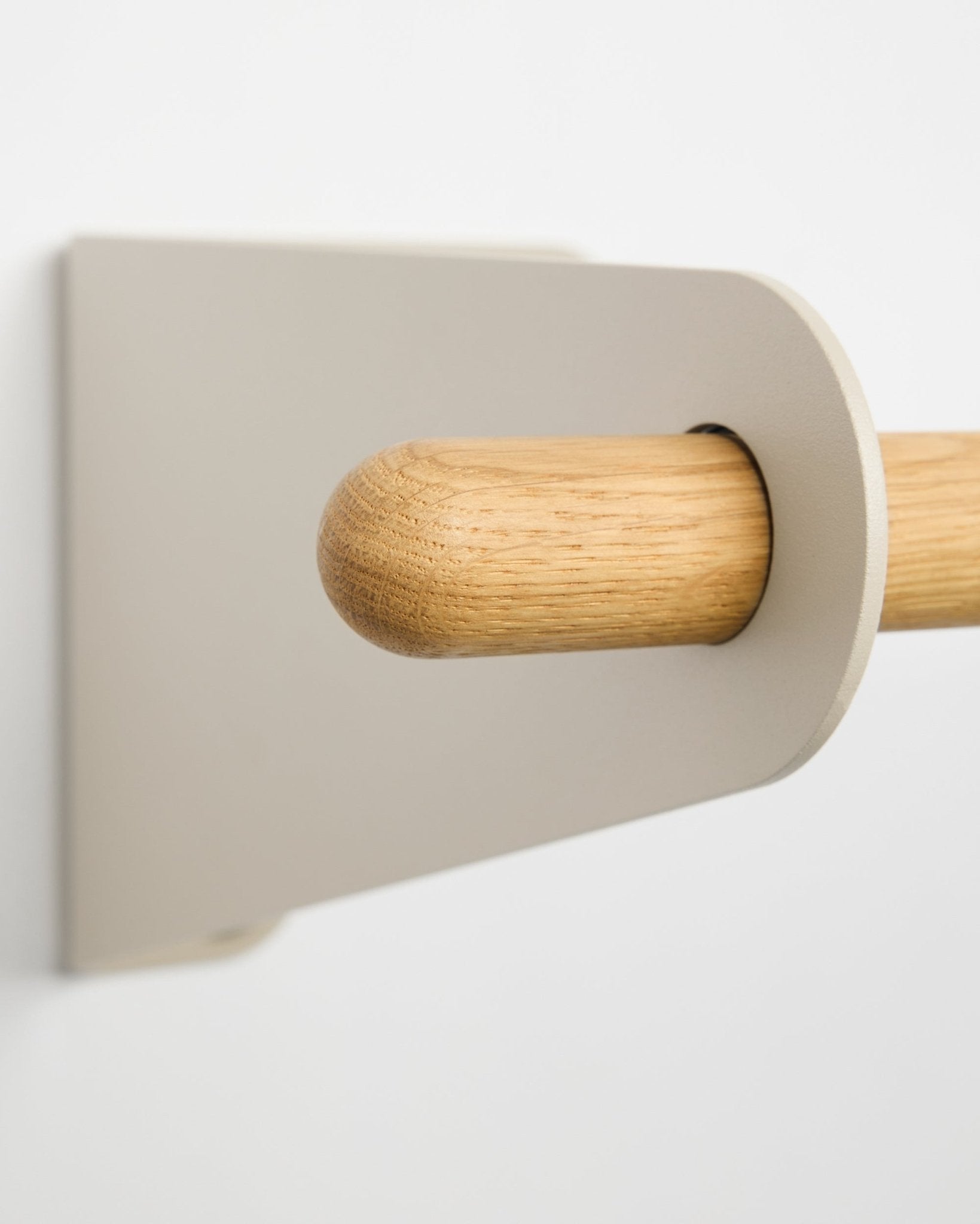 Gros plan sur le portemanteau WoodUpp Linn en beige, 115,9 cm, avec un support en métal beige clair monté sur un mur blanc. Accessoire de design minimaliste nordique.