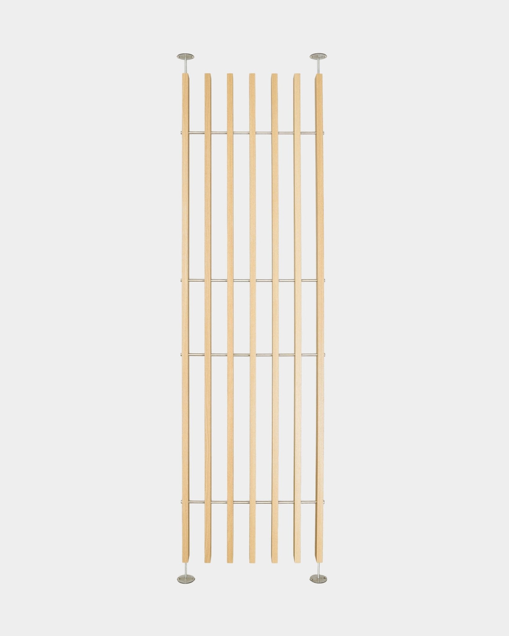 Le séparateur de pièce Embrace BM1 de WoodUpp présente des lattes en chêne du sol au plafond dans un style nordique, avec supports métalliques, hauteur réglable de 236 à 252 cm et installation sans outils.