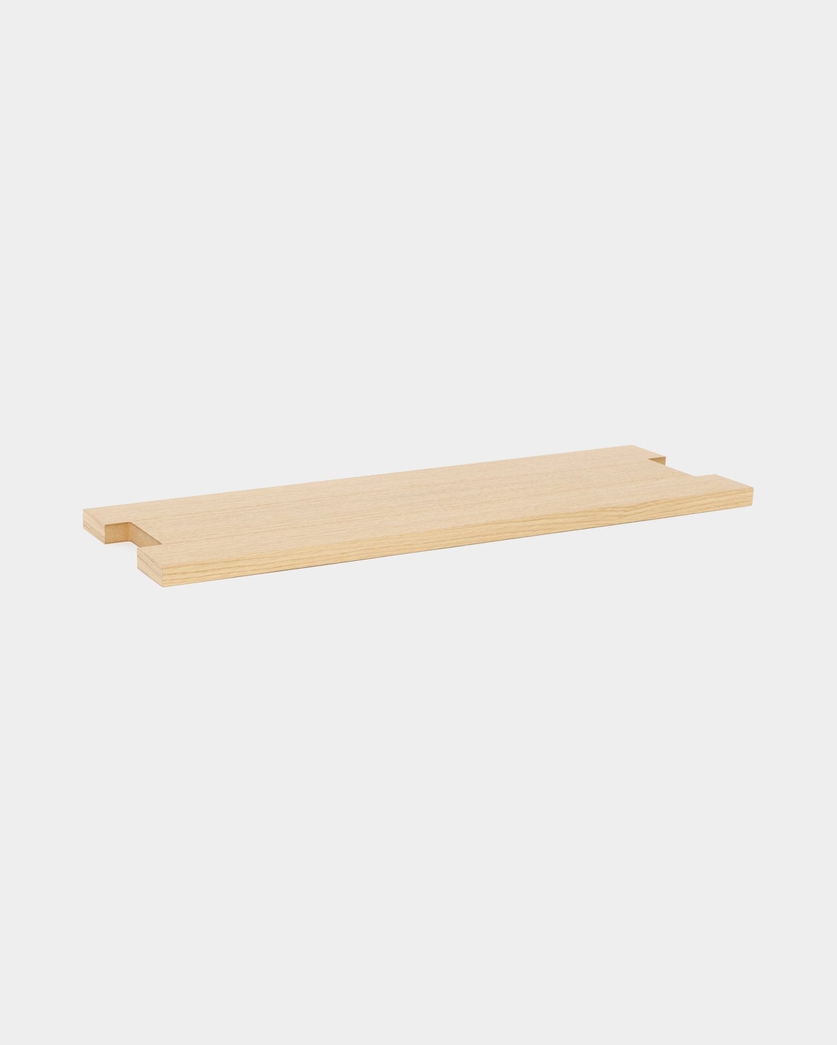 De Lova | Houten plank / BM2 van WoodUpp, eikenfineer (65,8x20 cm), met ingekeepte hoeken, minimalistisch Scandinavisch design, weergegeven op een witte achtergrond.