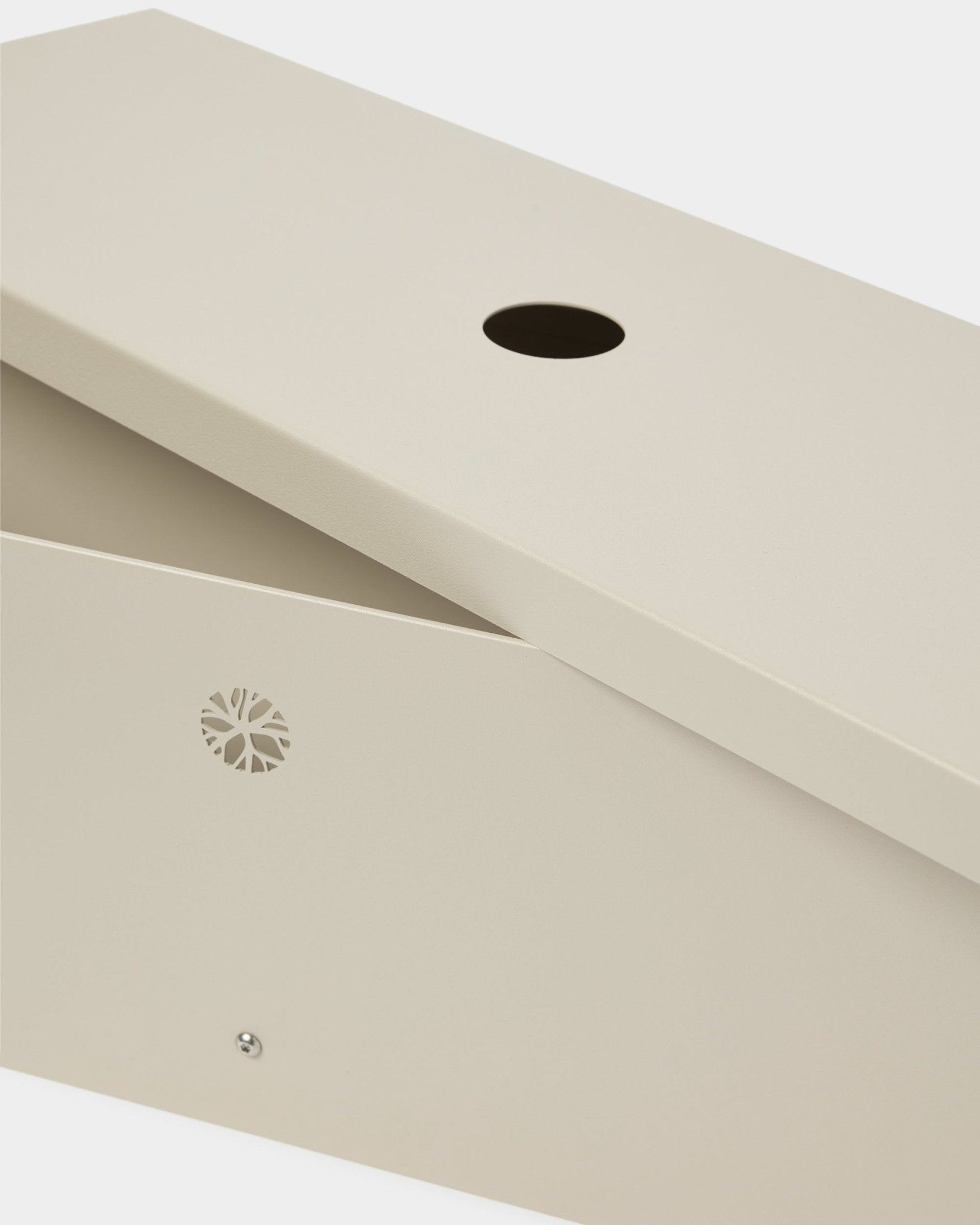 De Nell | Metal Box / BM2, Beige van WoodUpp, gemaakt van steel met poedercoating, met een schuin deksel, ronde opening en subtiel embleem aan de zijkant.