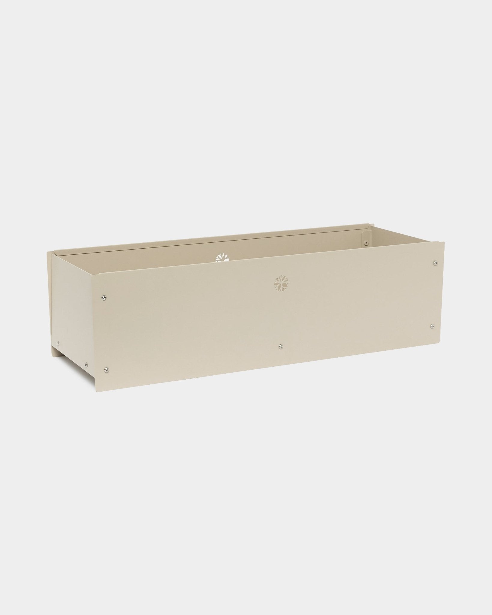 Nell | Metal Box / BM2 in beige van WoodUpp: plantenbak van steel met poedercoating in beige, met small openingen aan de zijkant, tegen een effen witte achtergrond.