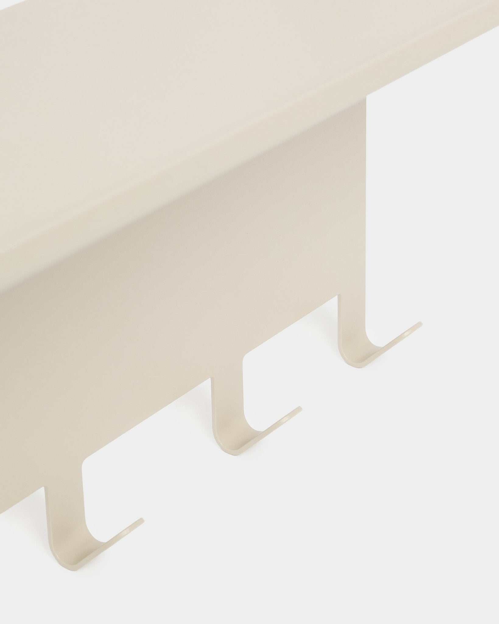 De Nell | Kapstok / BM1 van WoodUpp, beige gepoedercoat steel, 63,5 x 24 cm met drie naar beneden gerichte haken. Getoond op een effen witte achtergrond.
