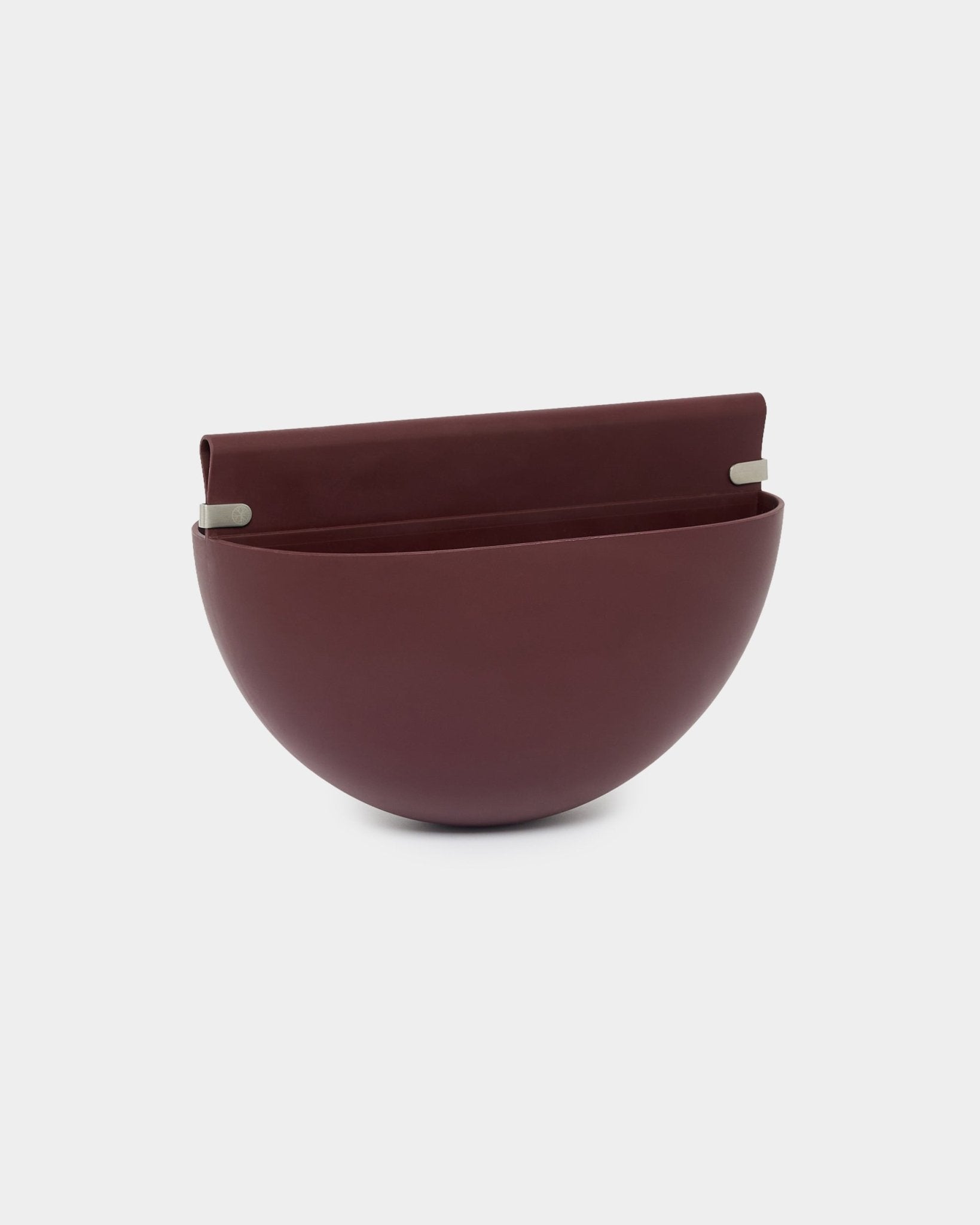 WoodUpp Gro Soft Pocket / BM2 plantenbak in Ox Red, met een inhoud van 4 l, heeft een halfrond ontwerp, een vlakke achterkant en twee metalen beugels voor montage op akoestische panelen.