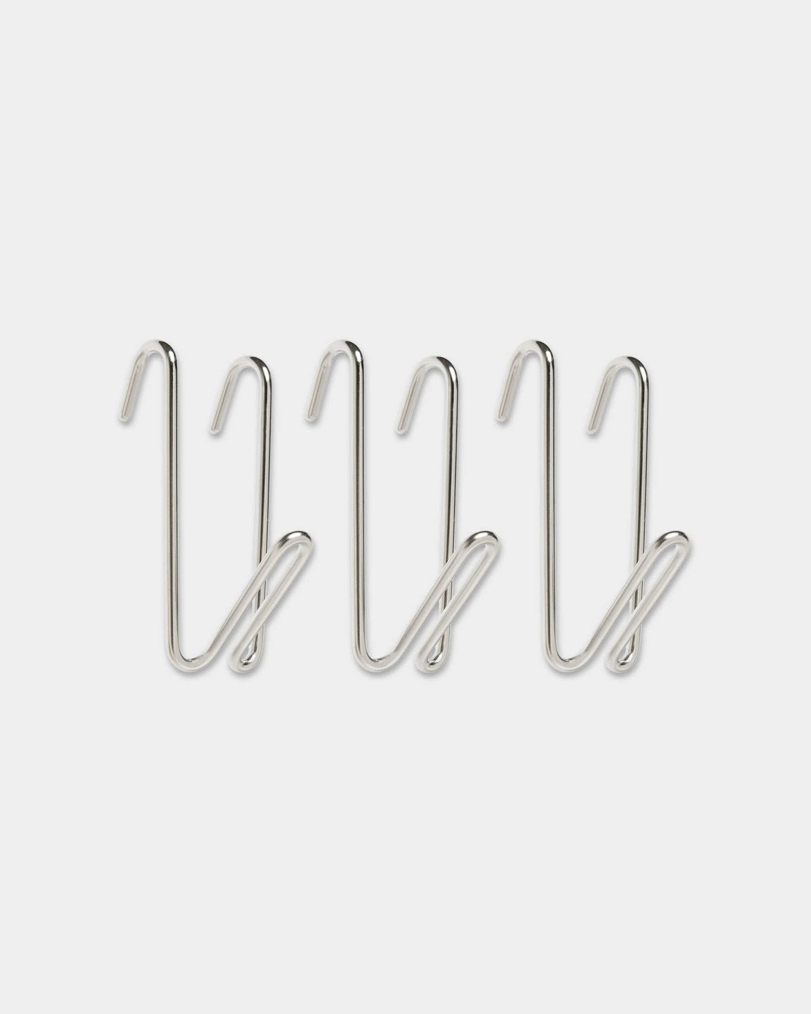 Drie Alva Wire Hook / BM1, roestvrij staal steel, in kort formaat uit WoodUpp’s CREATE-collectie, met een gelust ontwerp, uitgelijnd op een rij tegen een effen witte achtergrond.
