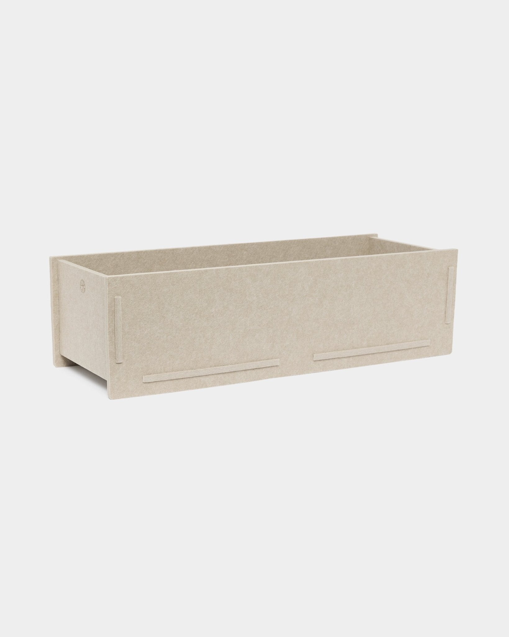 WoodUpp Vigg Felt Box BM2 in beige, een plat verpakte opbergaccessoire van duurzaam PET-vilt, ontworpen als aanvulling op Akupanel akoestische houten panelen.
