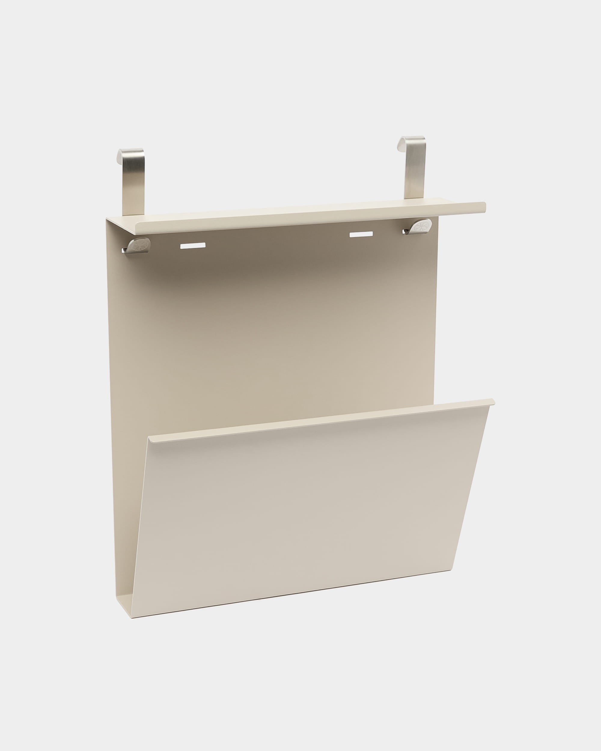 WoodUpp Nell Schoenenopberger in beige met gepoedercoate steel organizer, geïntegreerde plank en schuin vak, ontworpen voor gebruik over de deur.