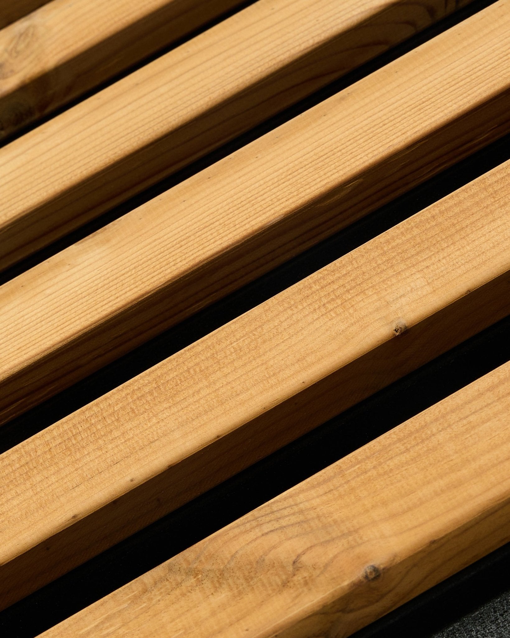 Gros plan sur un panneau de façade WoodUpp Aluwood en brown (240 x 45,1 cm) avec des lames parallèles en épicéa nordique, conçues pour des applications architecturales en extérieur.