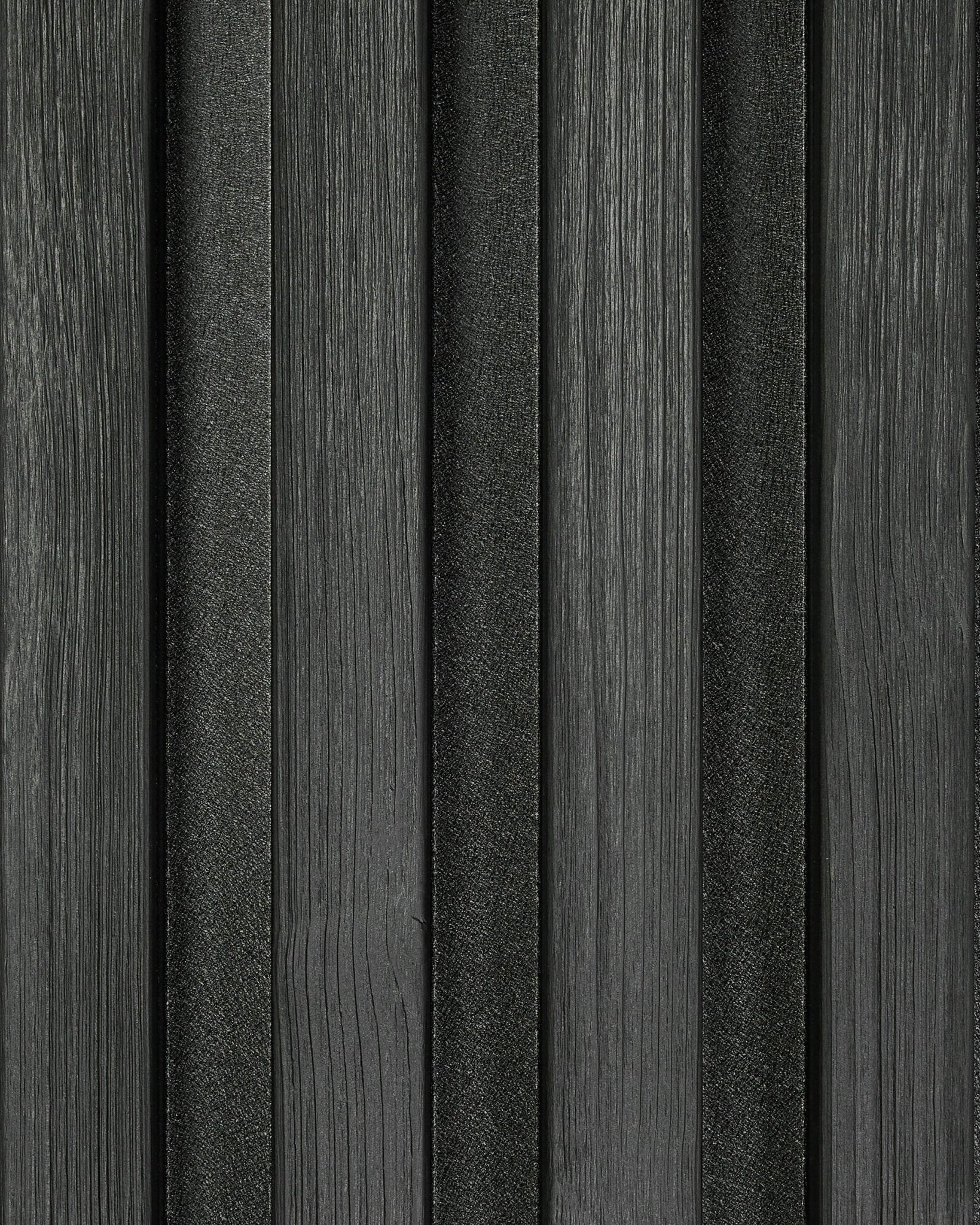 Close-up van een Aluwood Black voorbeeld van een gevelpaneel (45,7 x 27 cm) van WoodUpp, met verticaal getextureerde latten in een modern streeppatroon.