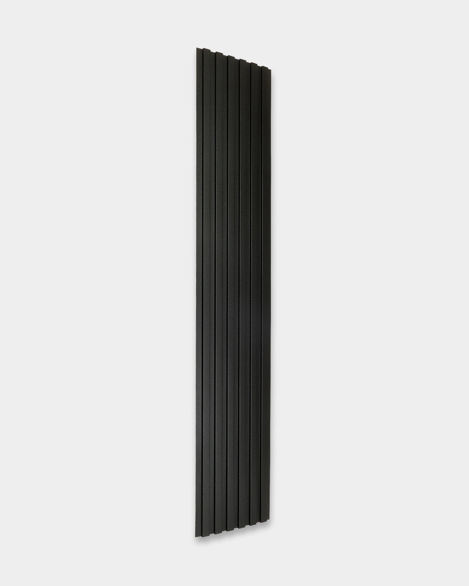 WoodUpp Aluwood gevelpaneel voor buiten, 240 x 45.1 cm, hoog en smal met vertical black ribbels, weergegeven tegen een effen witte achtergrond.