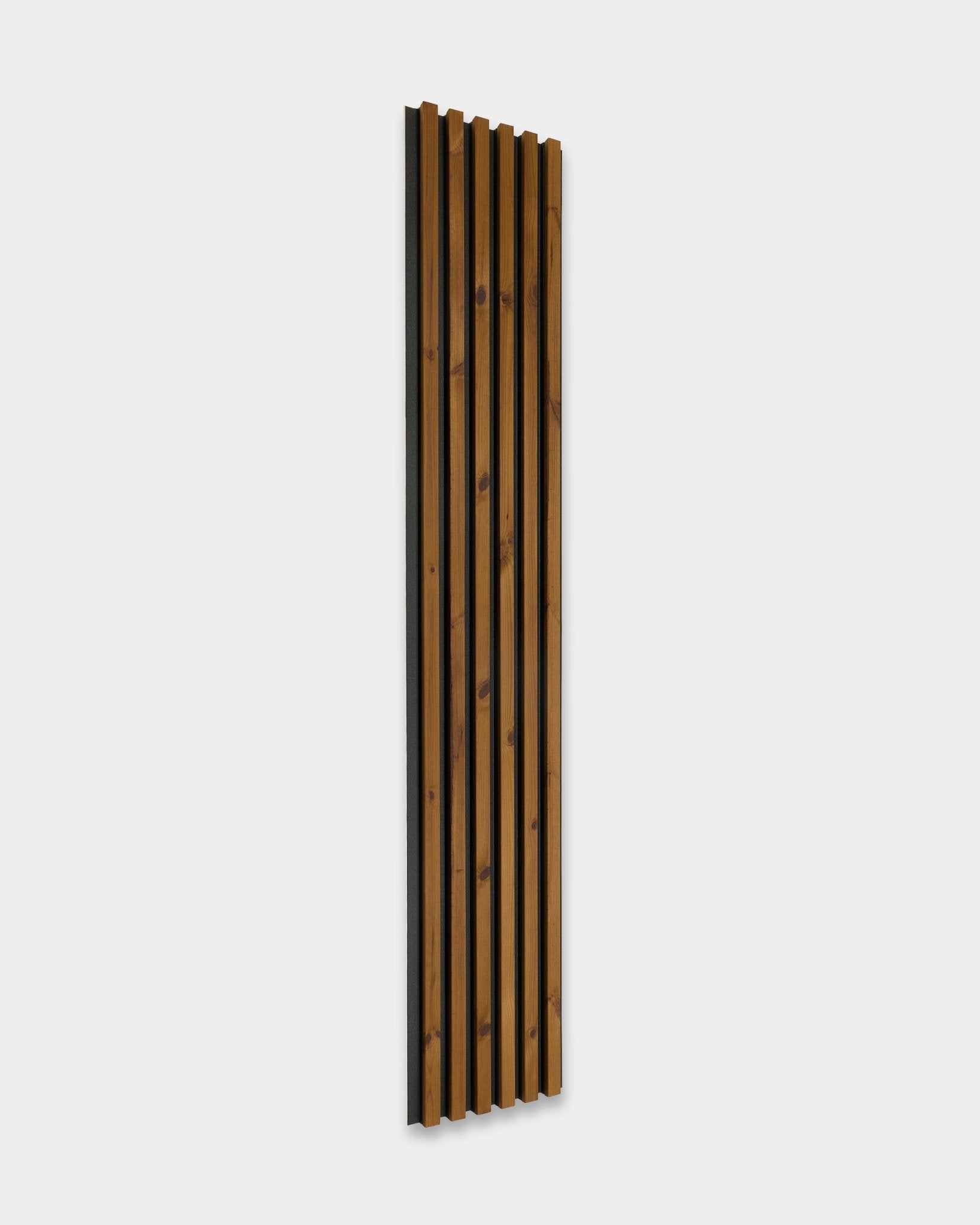 WoodUpp Aluwood gevelpaneel in geolied brown, 240x45,1 cm, met thermisch behandeld Scandinavisch sparrenhout en een donkere akoestische achterzijde voor buitengebruik.