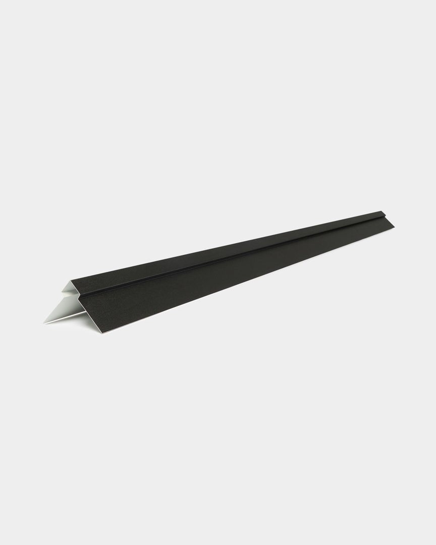 WoodUpp Aluwood 240 cm buitenhoek: black driehoekig aluminium gevelpaneelprofiel met witte onderzijde, weergegeven tegen een effen witte achtergrond.