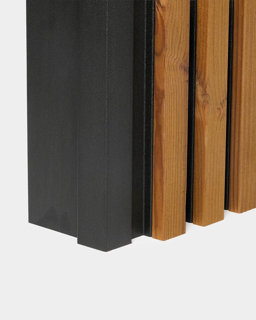 Close-up van het WoodUpp Aluwood buitenhoek-gevelpaneel, 240 cm, met vertical houten lamellen en black metalen panelen op een witte achtergrond.