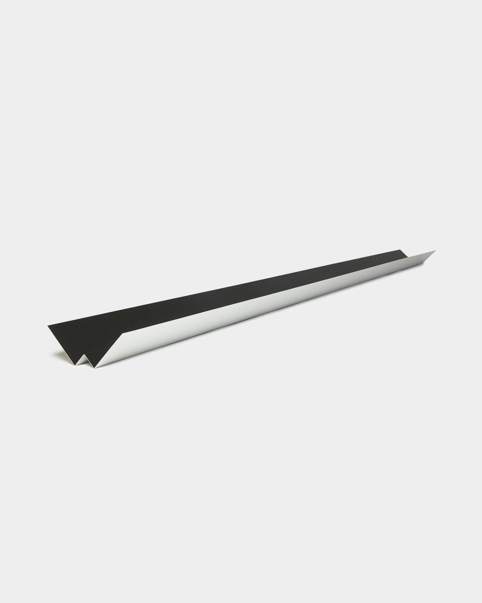 Minimalistisch black en een wit papieren vliegtuigontwerp dat verwijst naar de strakke lijnen en het geometrische profiel van WoodUpp’s Aluwood gevelpaneel Inside Corner, 240 cm.