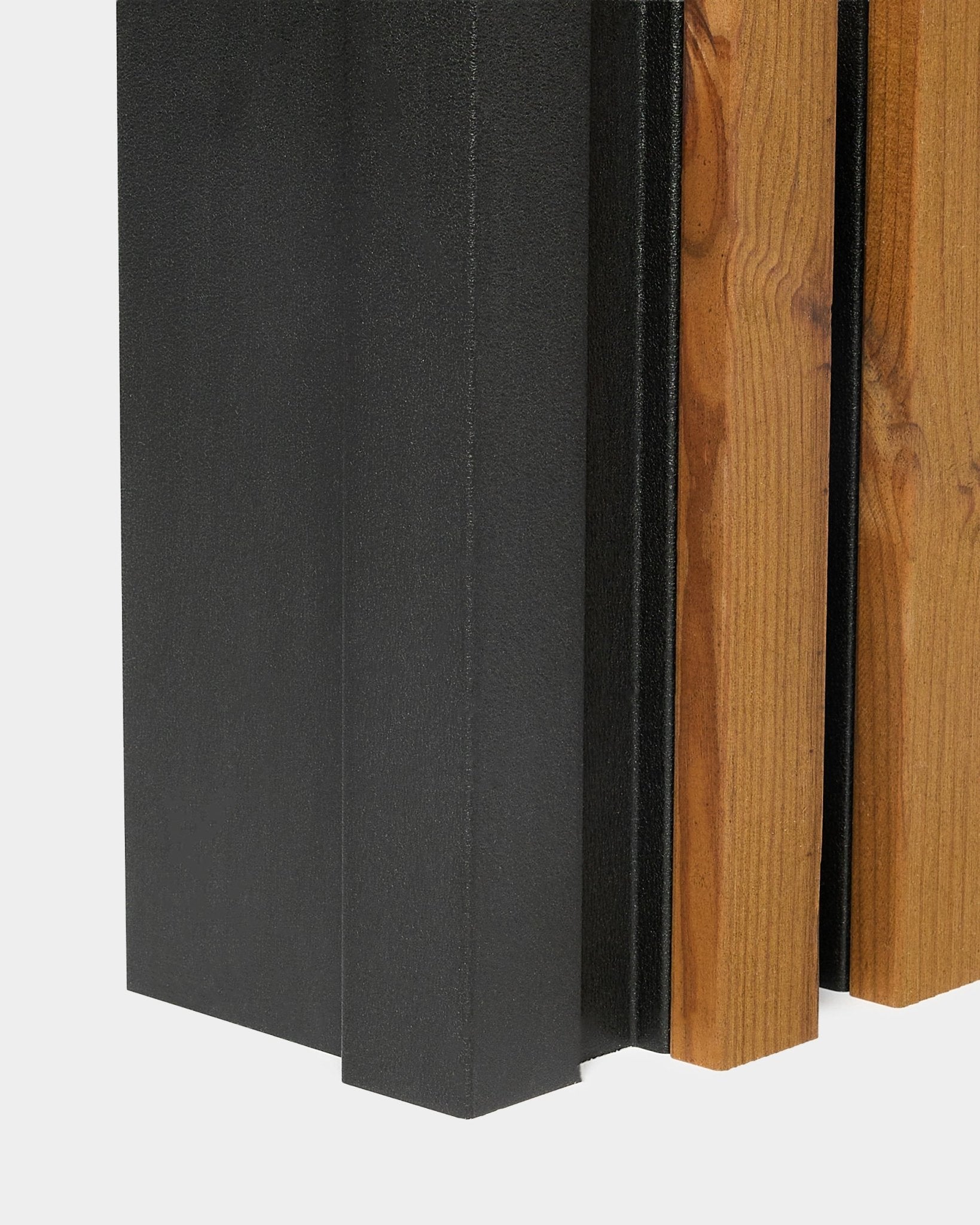 Aluwood Inside Corner gevelpaneel, 240 cm, met black en een houtnerf-poedercoating, weergegeven op een effen witte achtergrond.